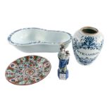 A French blue and white decorated earthenware bidet, probably Rouen, 18thC, H 43,5 - B 28,5 cm (