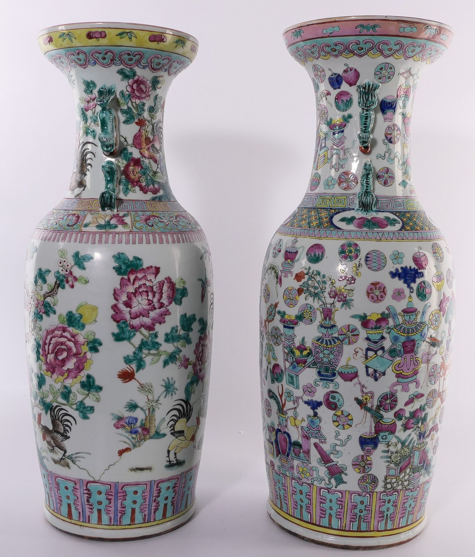 Two Chinese famille rose vases, one decorated with cocks and one with 100 antiquities, H 59 - 60,5 - Bild 3 aus 15