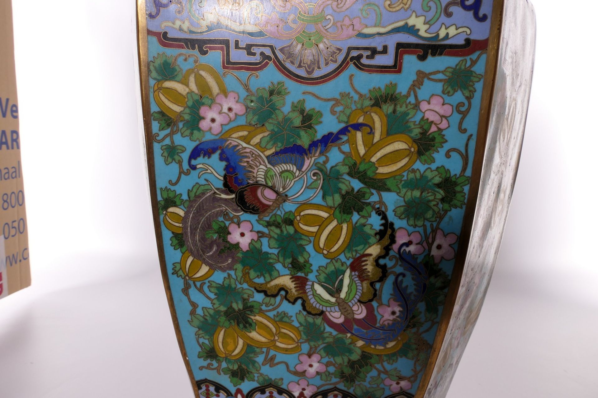 A Chinese hexagonal cloisonné vase, decorated with butterflies and floral motifs, ears relief - Bild 10 aus 10