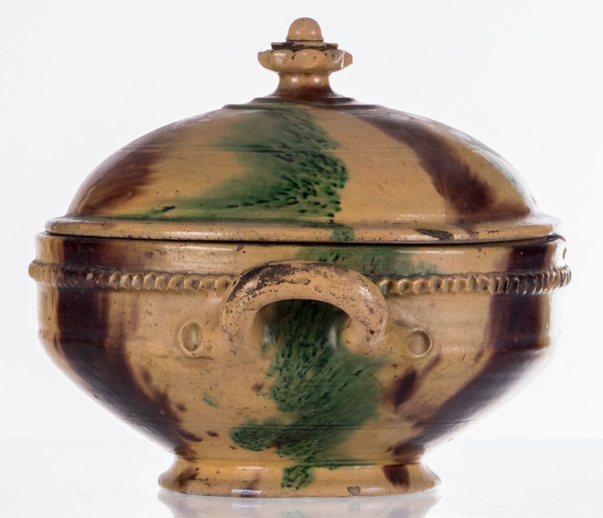 A 19thC polychrome decorated earthenware tureen, H 25 - W 34 cm - Image 3 of 11