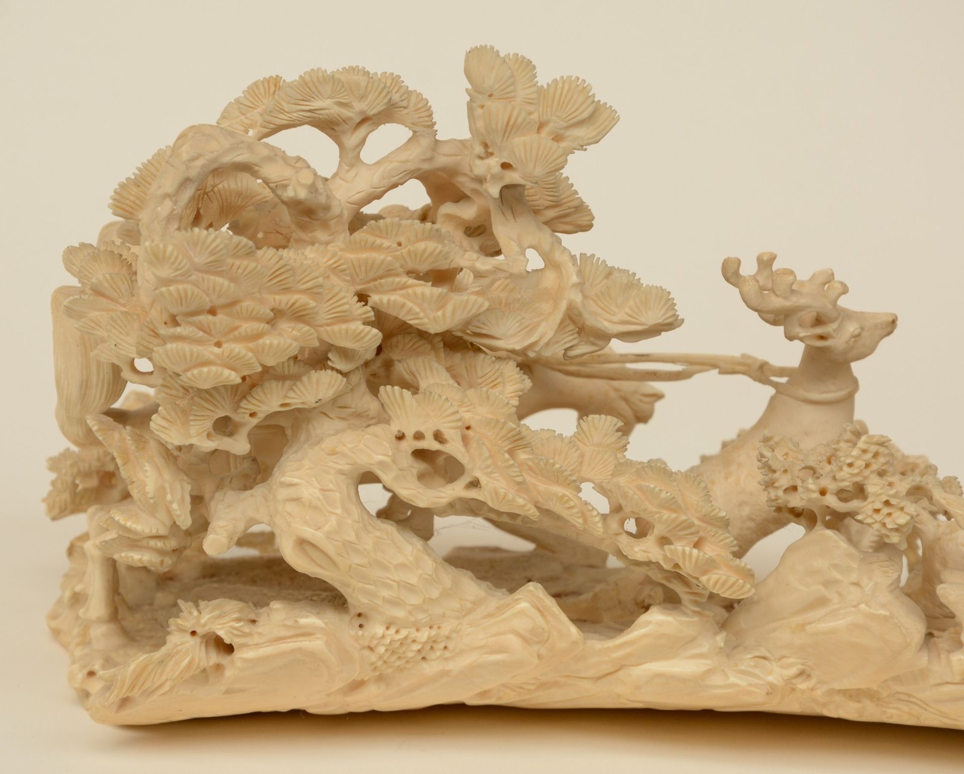 A Chinese ivory group depicting 'young heroes hunting for reindeers' on a carved wooden base, - Bild 8 aus 9
