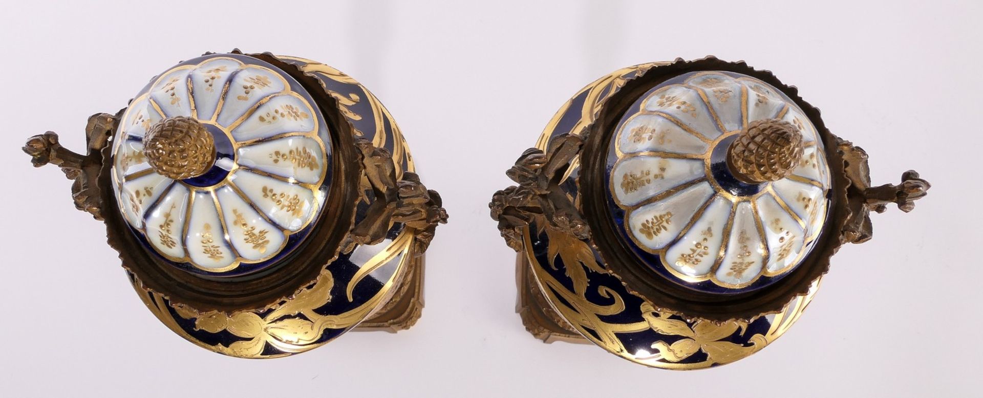 A pair of ornamental vases in Sèvres-porcelain, with gold-layered blue royale ground and bronze - Image 5 of 15
