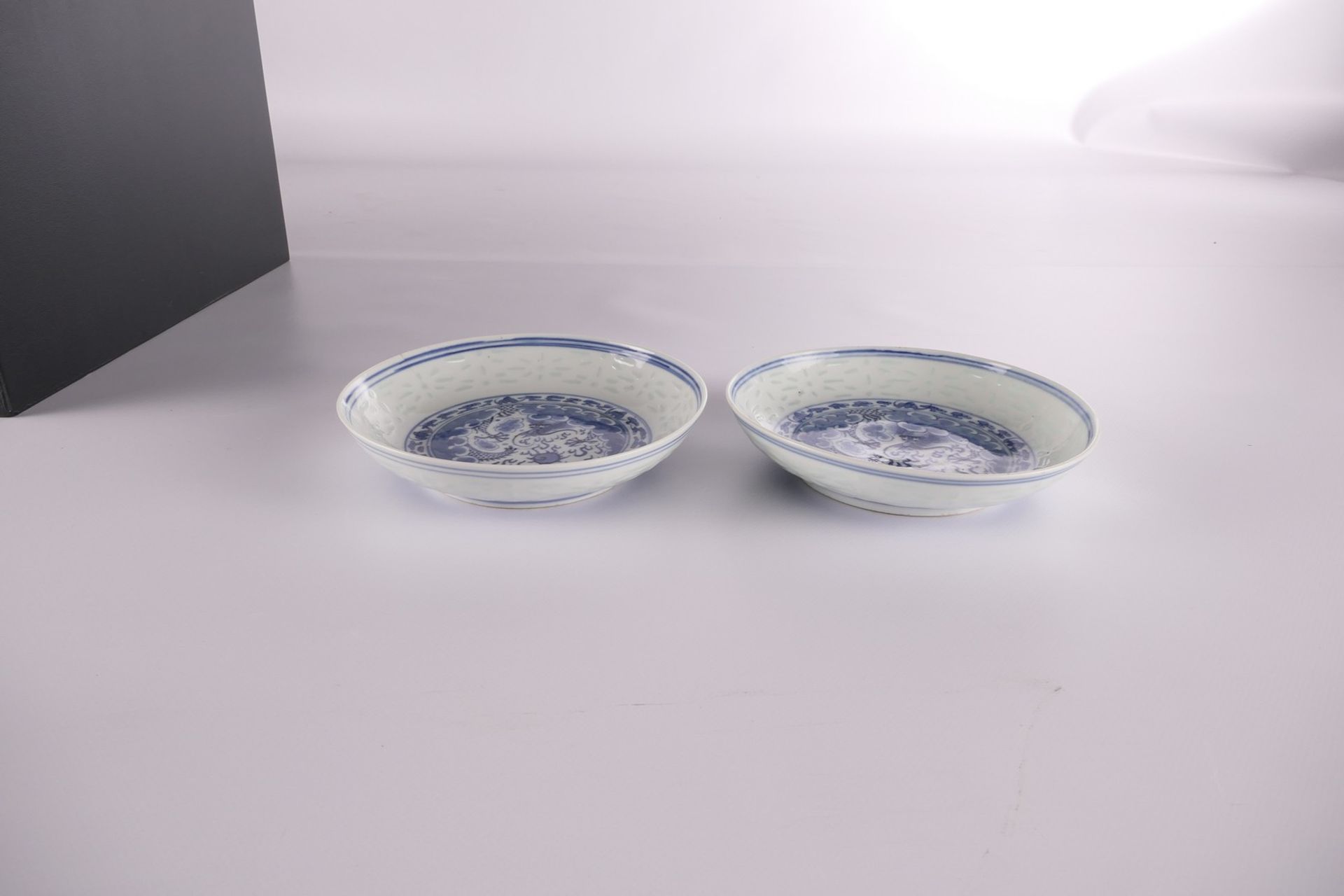 Two Chinese blue and white dishes, decorated with a dragon and a flaming pearl, marked Qianlong, H 4 - Bild 4 aus 6