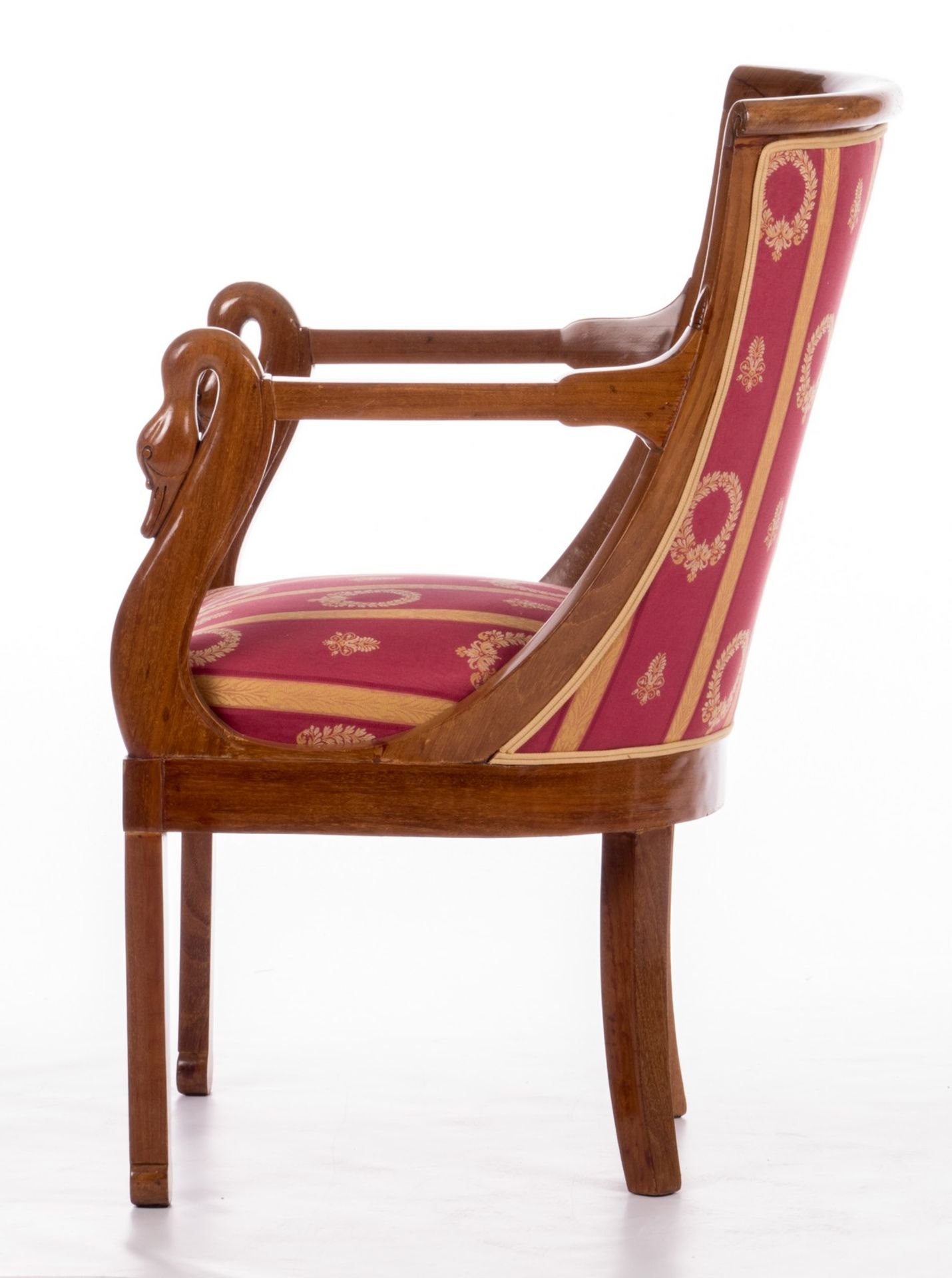 A Neoclassical mahogany armchair en gondole, armrests with swan necks, H 85 - W 58,5 - D 55 cm - Image 3 of 9