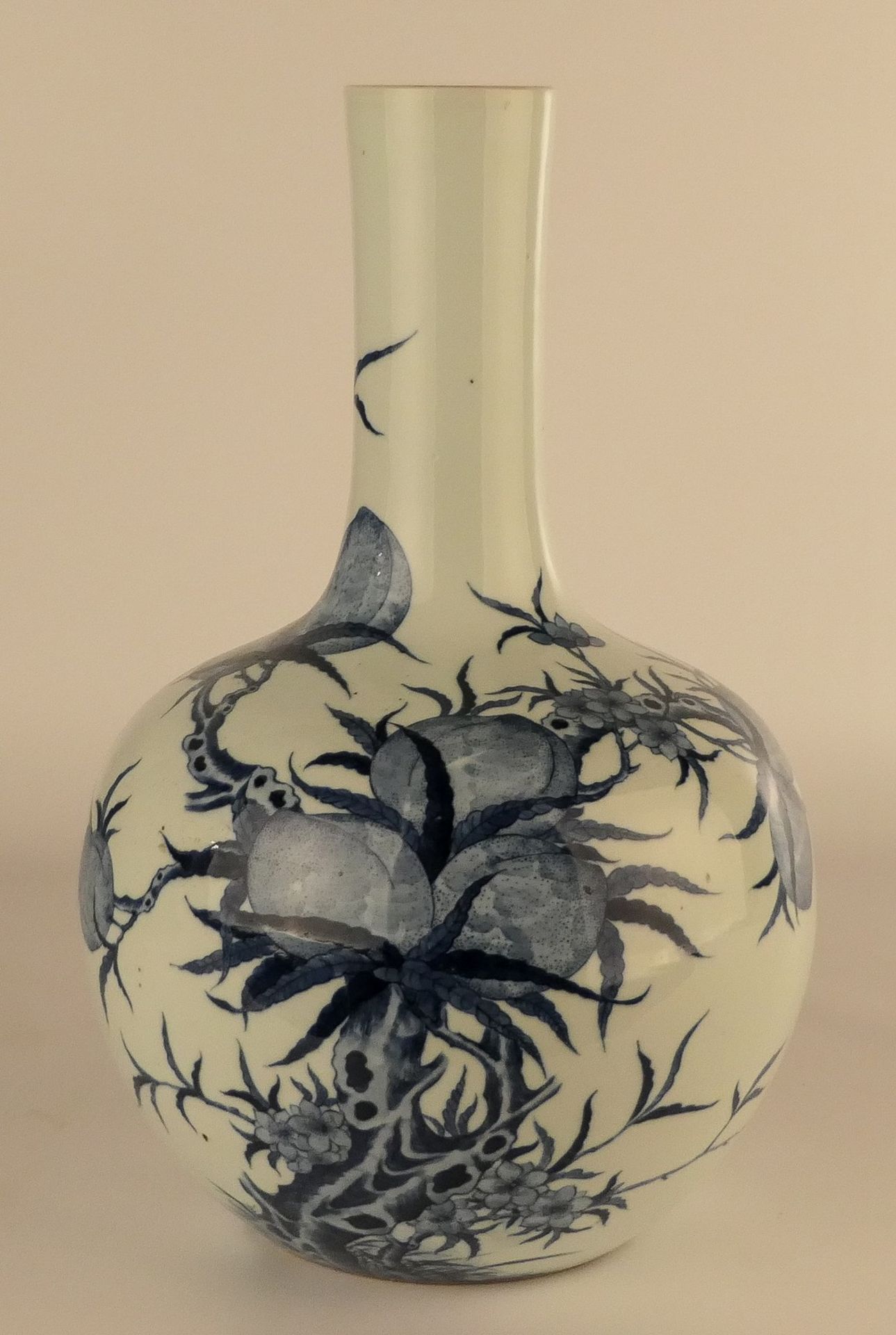 A Chinese blue and white nine peaches bottle vase, marked Qianlong, H 38,5 cm - Bild 14 aus 14