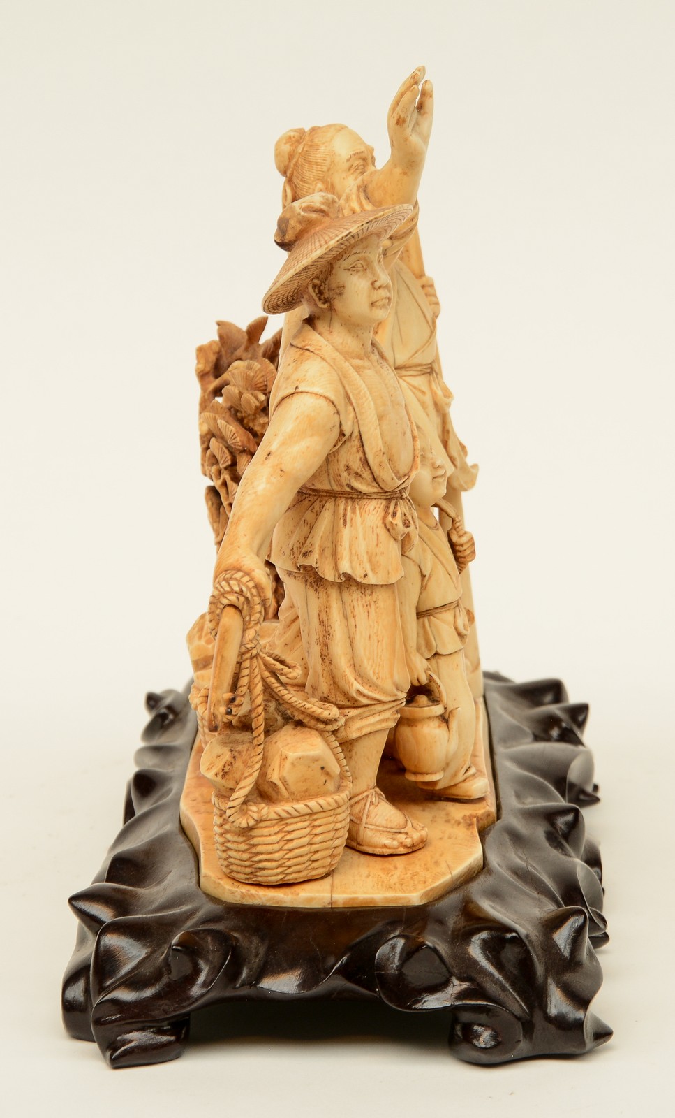 A Chinese ivory group depicting a rural scene, on a carved wooden base, first half 20thC, H 22,5 ( - Image 4 of 13