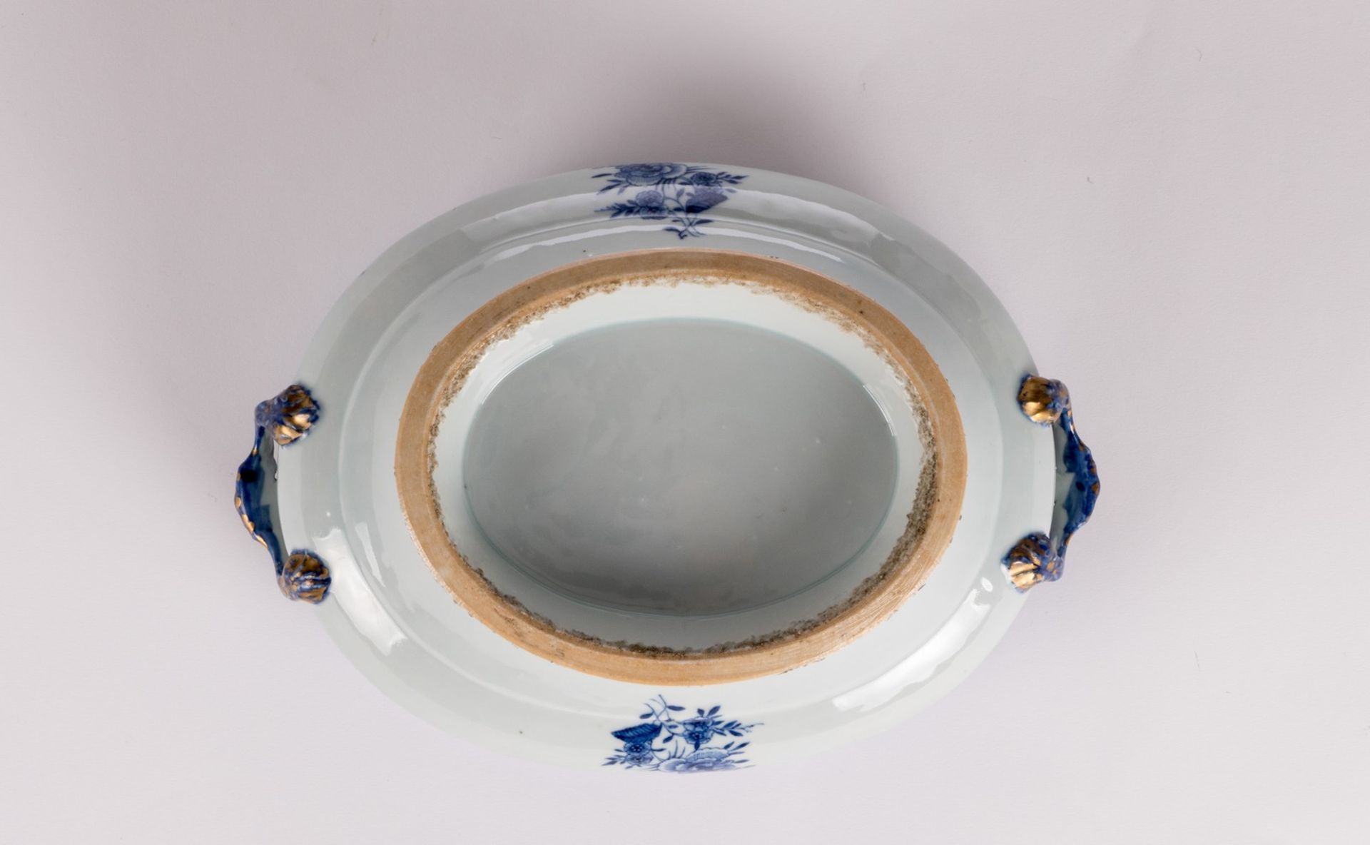 A Chinese blue and white and gilt decorated tureen on a matching plate with floral motives, 18thC; - Image 16 of 16