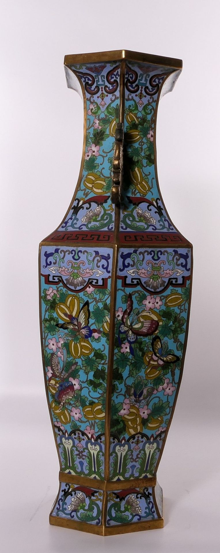 A Chinese hexagonal cloisonné vase, decorated with butterflies and floral motifs, ears relief - Bild 2 aus 10