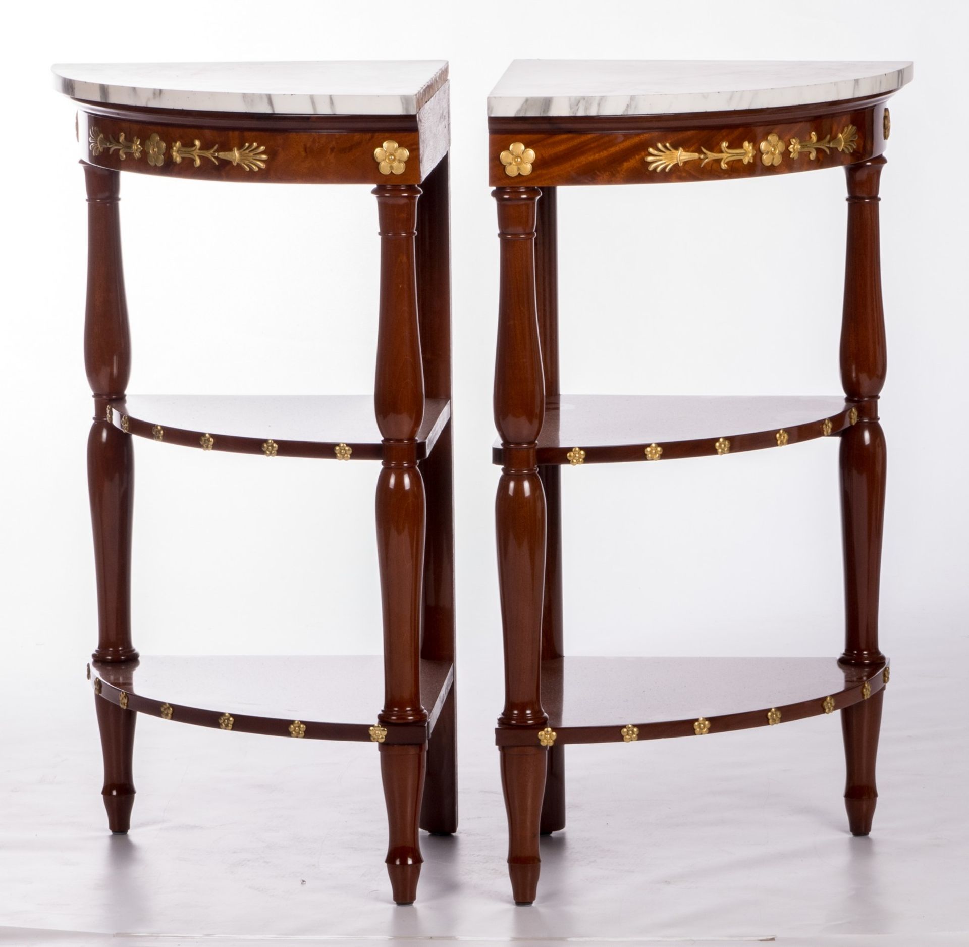 A pair of Neoclassical mahogany corner chests with fine gilt bronze mounts, marked 'Jacob Frères Rue - Bild 2 aus 9