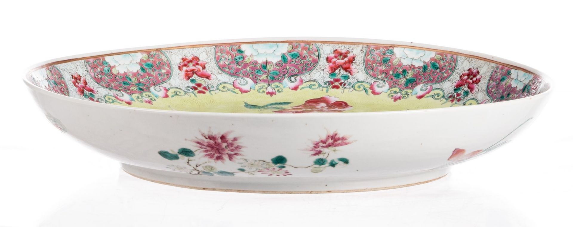 A Chinese green ground famille rose plate, decorated with flower branches, Qianlong mark, H 8,5 cm - - Bild 6 aus 7