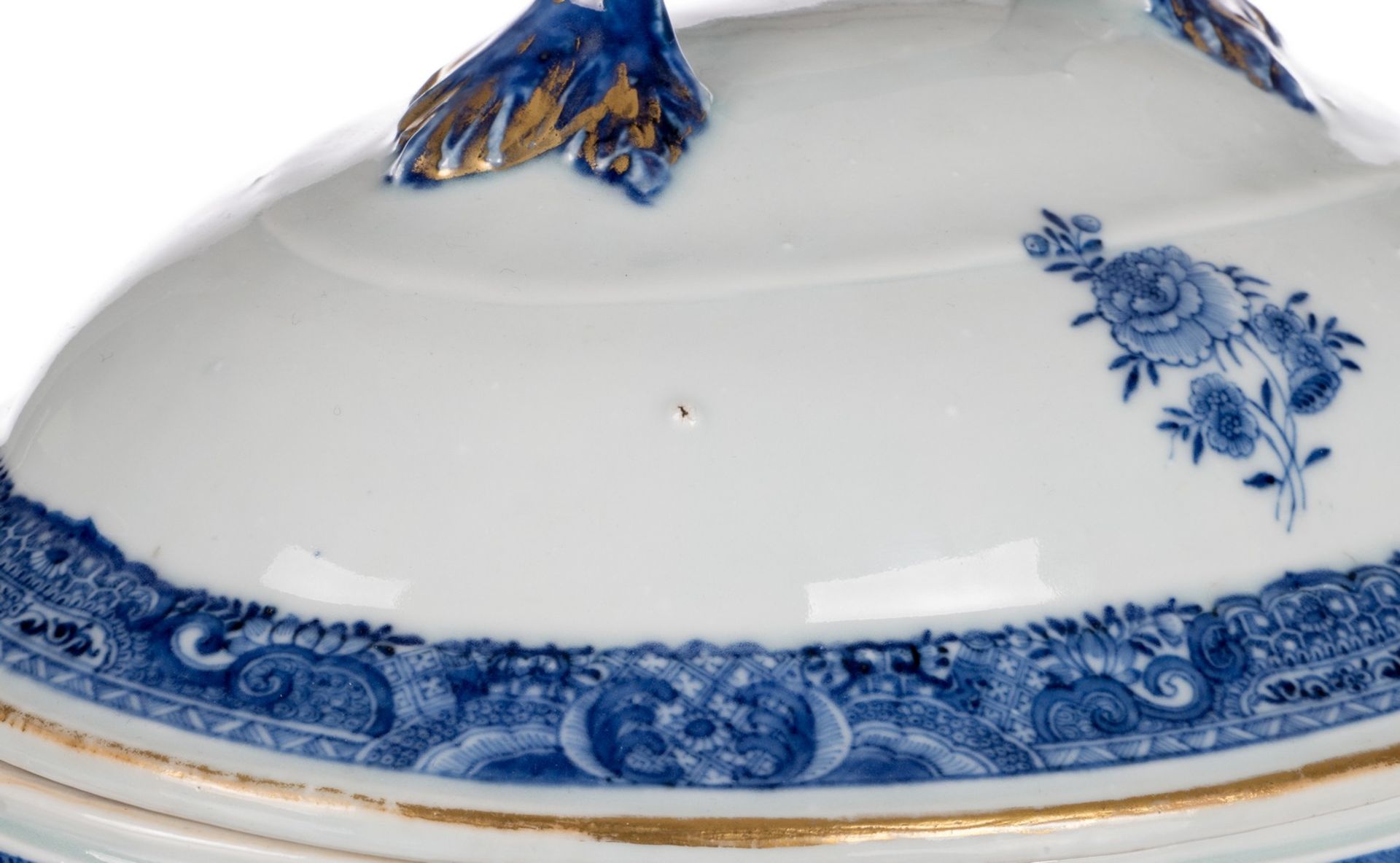 A Chinese blue and white and gilt decorated tureen on a matching plate with floral motives, 18thC; - Image 4 of 16