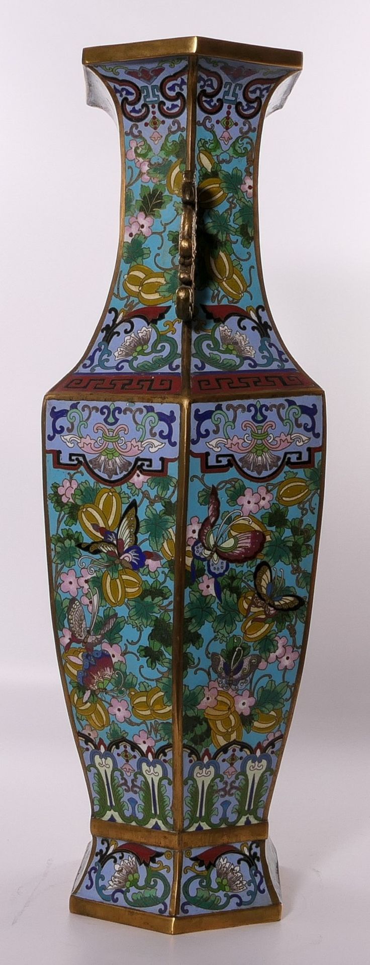 A Chinese hexagonal cloisonné vase, decorated with butterflies and floral motifs, ears relief - Bild 4 aus 10