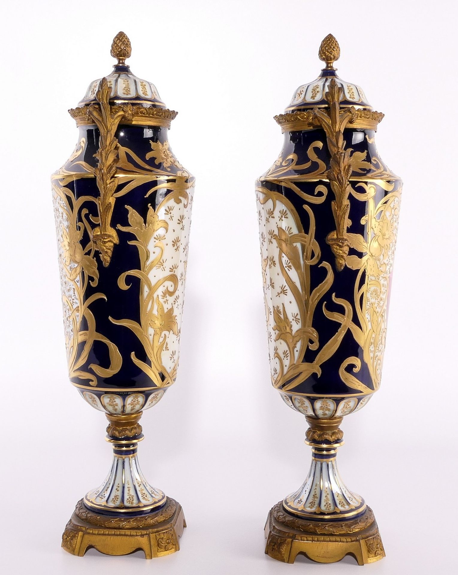 A pair of ornamental vases in Sèvres-porcelain, with gold-layered blue royale ground and bronze - Image 2 of 15