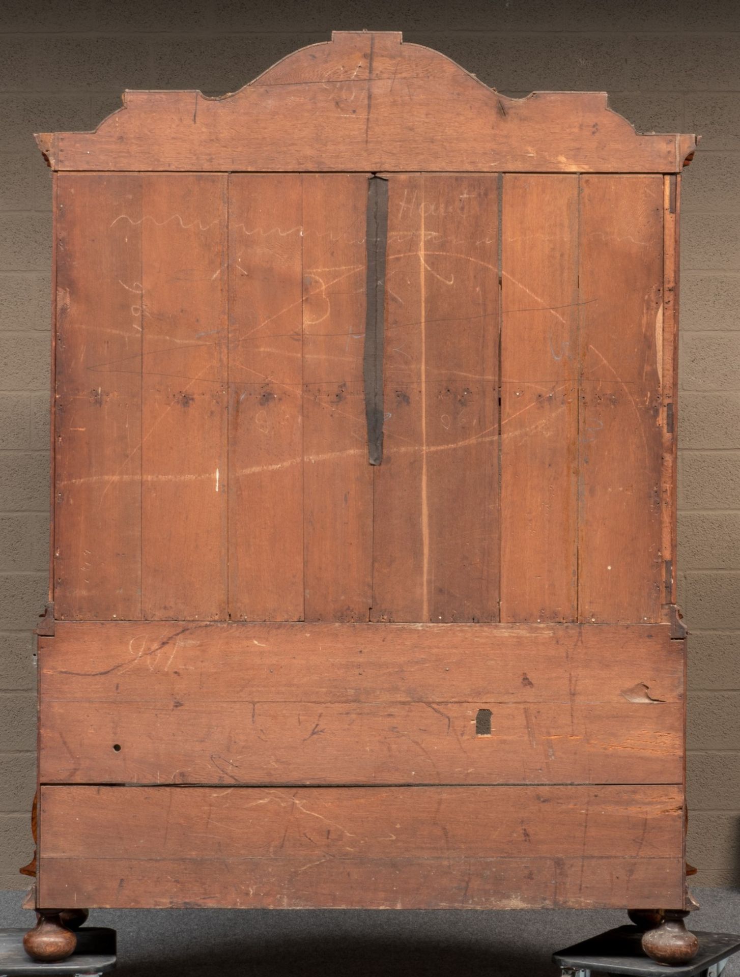 An exceptional walnut veneered Dutch cabinet, third quarter 18thC, H 248 - W 184 - D 69 cm - Bild 7 aus 18