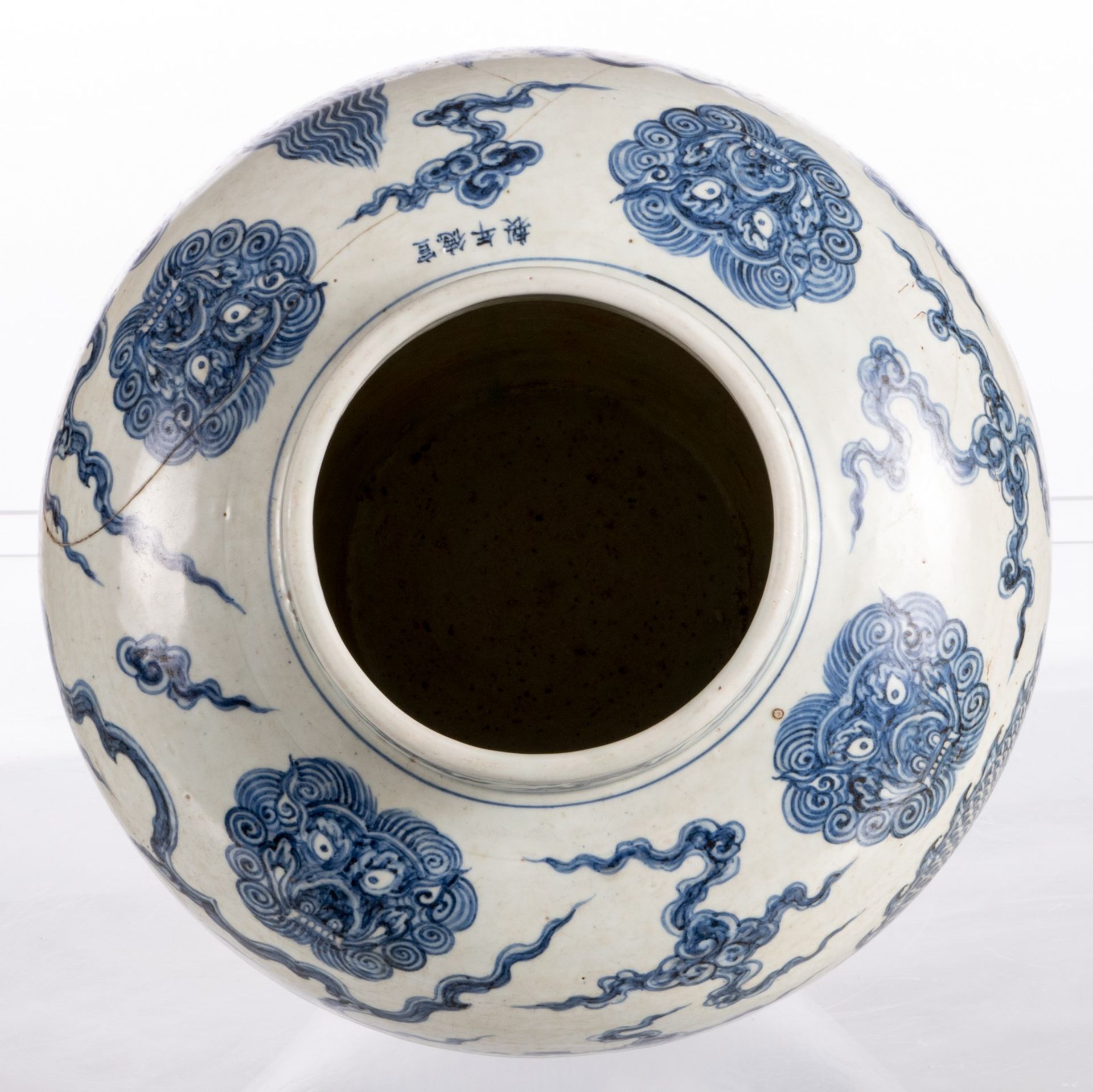 A Chinese blue and white dragon vase, marked, Qing dynasty, H 40,5 cm (cracks) - Bild 6 aus 15