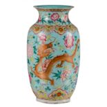 A Chinese turquoise ground famille rose vase, decorated with dragons, 19thC, H 37,5 cm