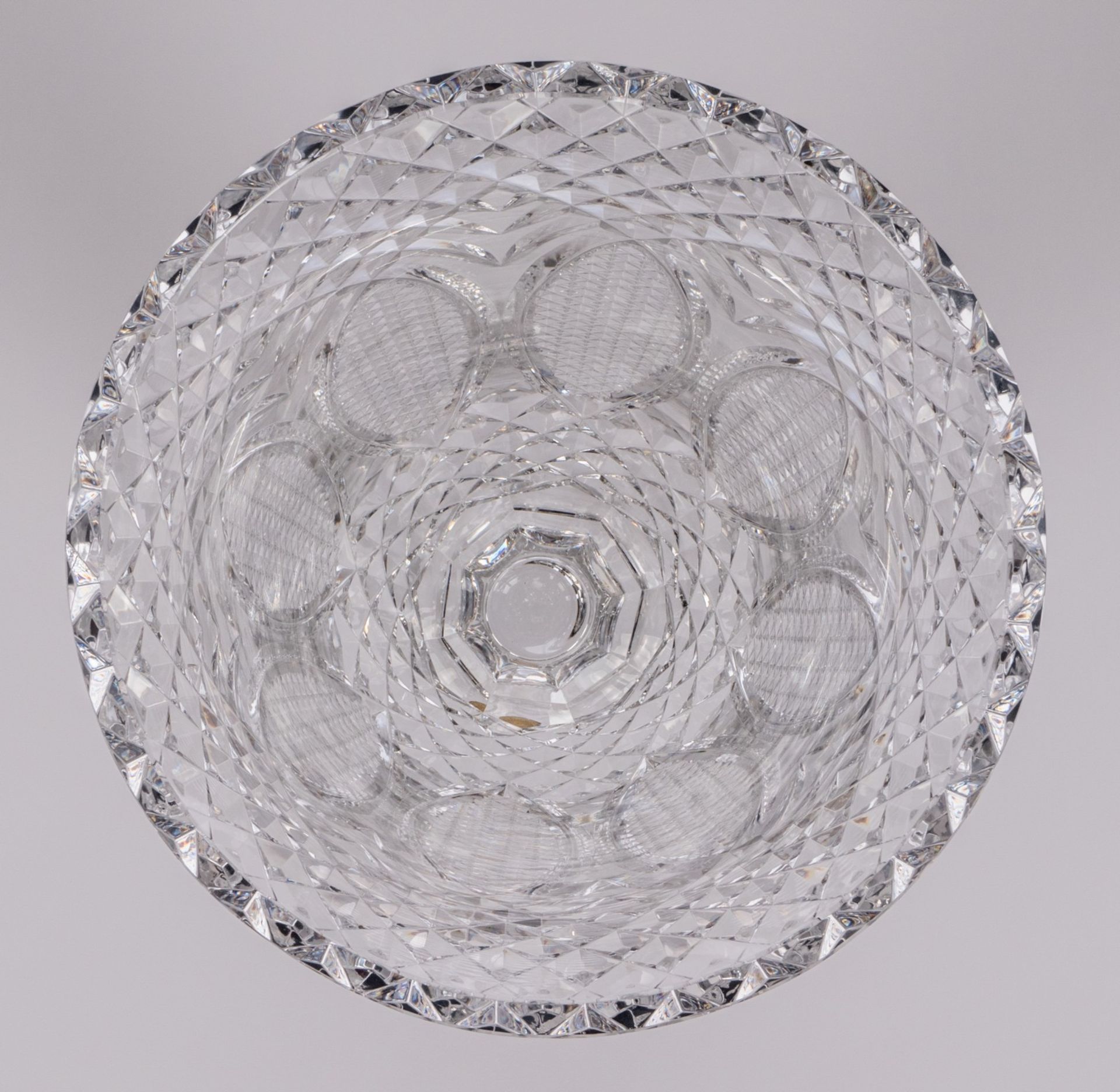 An impressive crystal diamond cut ornamental vase, Val St. Lambert, Fifties, H 56,5 cm - Bild 6 aus 6