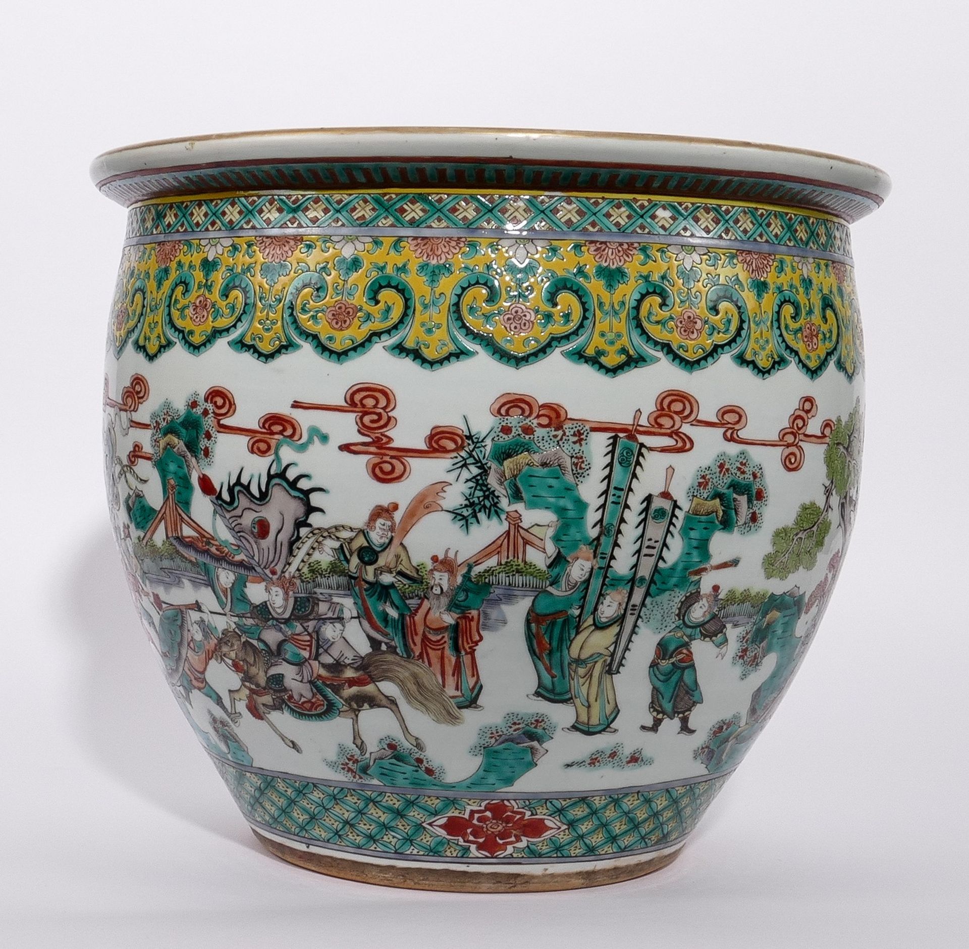A Chinese famille verte fish bowl, decorated with a court scene and warriors, H 35,5 - Diameter 41 - Bild 5 aus 8
