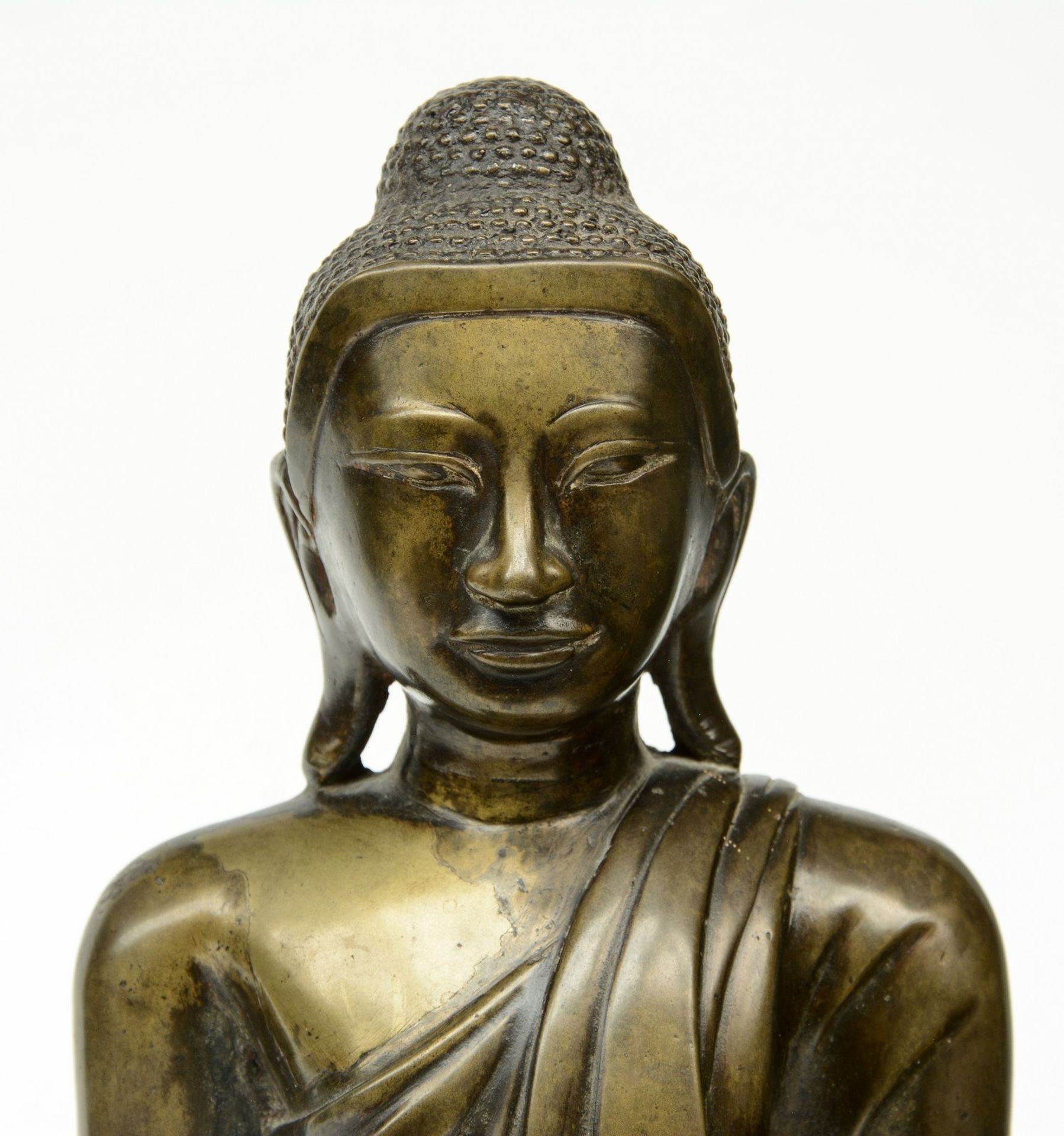 An Oriental bronze Buddha, H 37 cm - Bild 2 aus 6