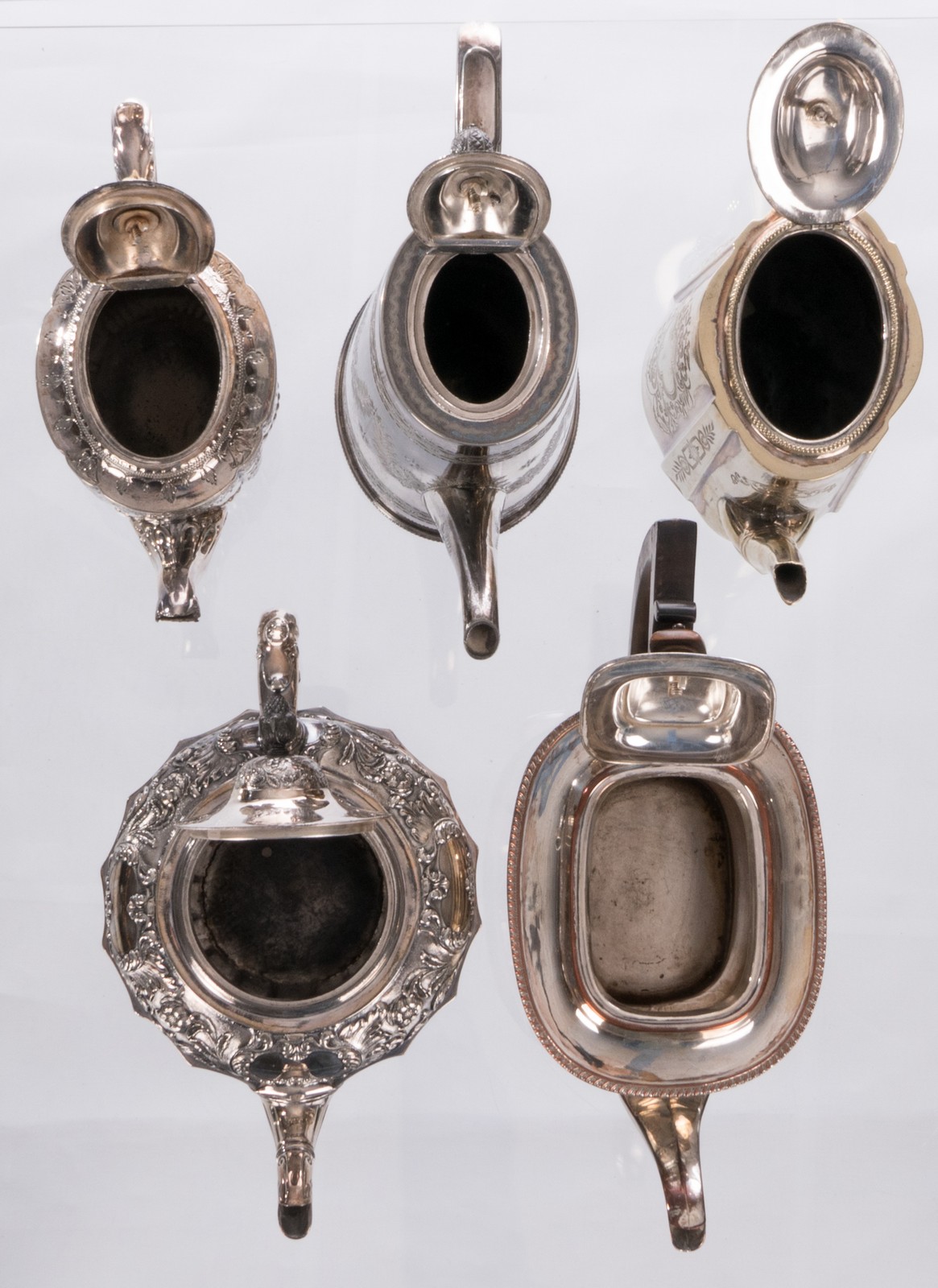 A lot of five English silver plated tea and coffee pots, Victorian, H 14 - 22 cm - Image 3 of 12
