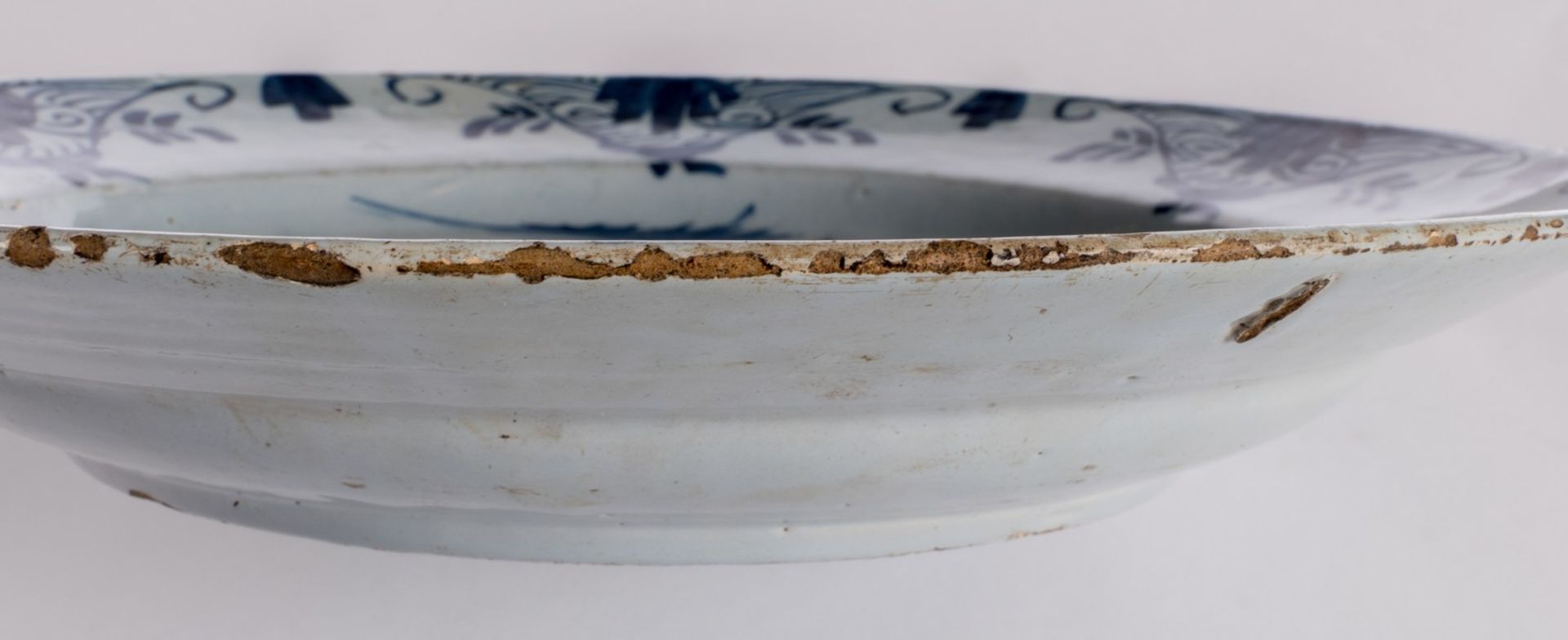 A pair of 18thC tin glazed and bleu decorated Dutch Delftware plates, (the usual glaze flaking to - Image 14 of 16