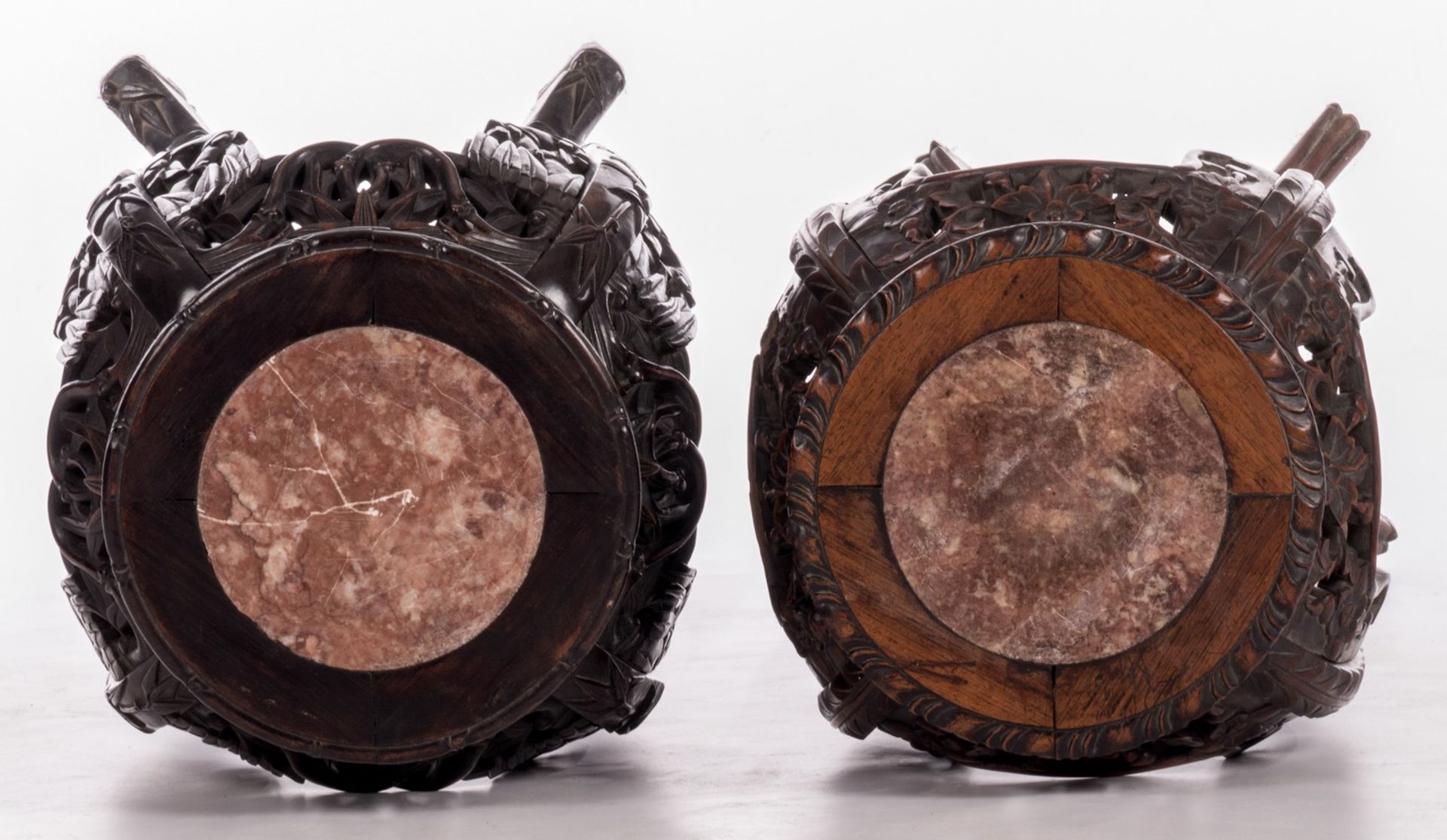 Two Chinese carved hardwood stools with marble top, about 1900, H 91 - 92 cm, Diameter 39 - 41 cm ( - Bild 5 aus 9