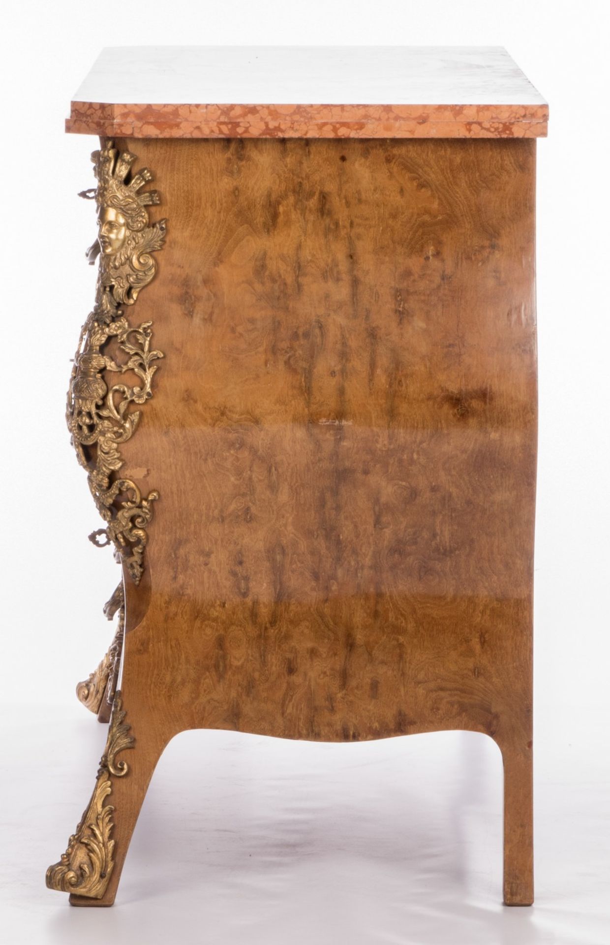 A mahogany and walnut veneered chest of drawers a la régence, bronze mounts and Rosso Verona - Bild 5 aus 12