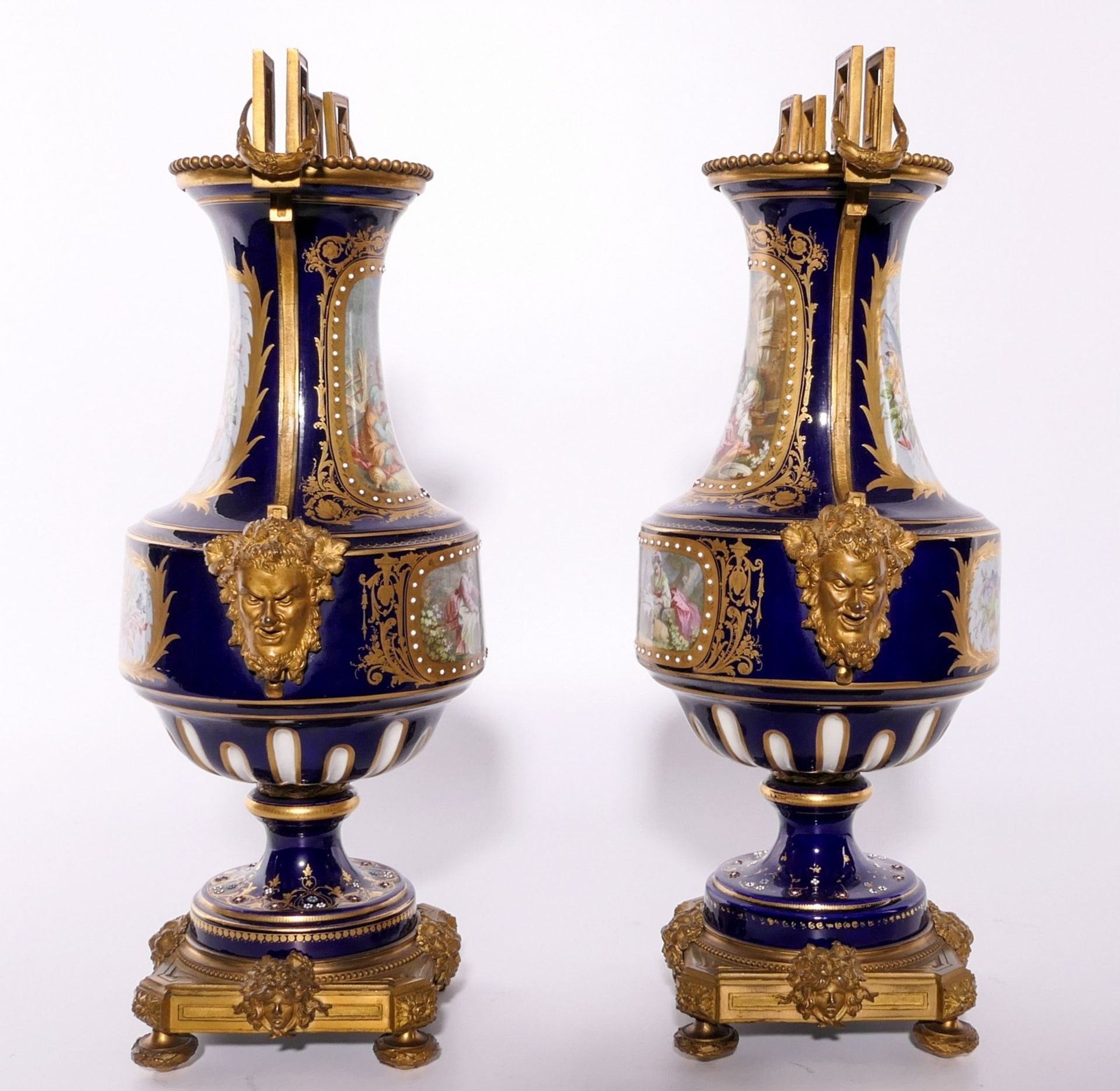 A pair of Neoclassical vases in Sèvres-porcelain, blue royale ground, the front with gilt cartouches - Image 4 of 11