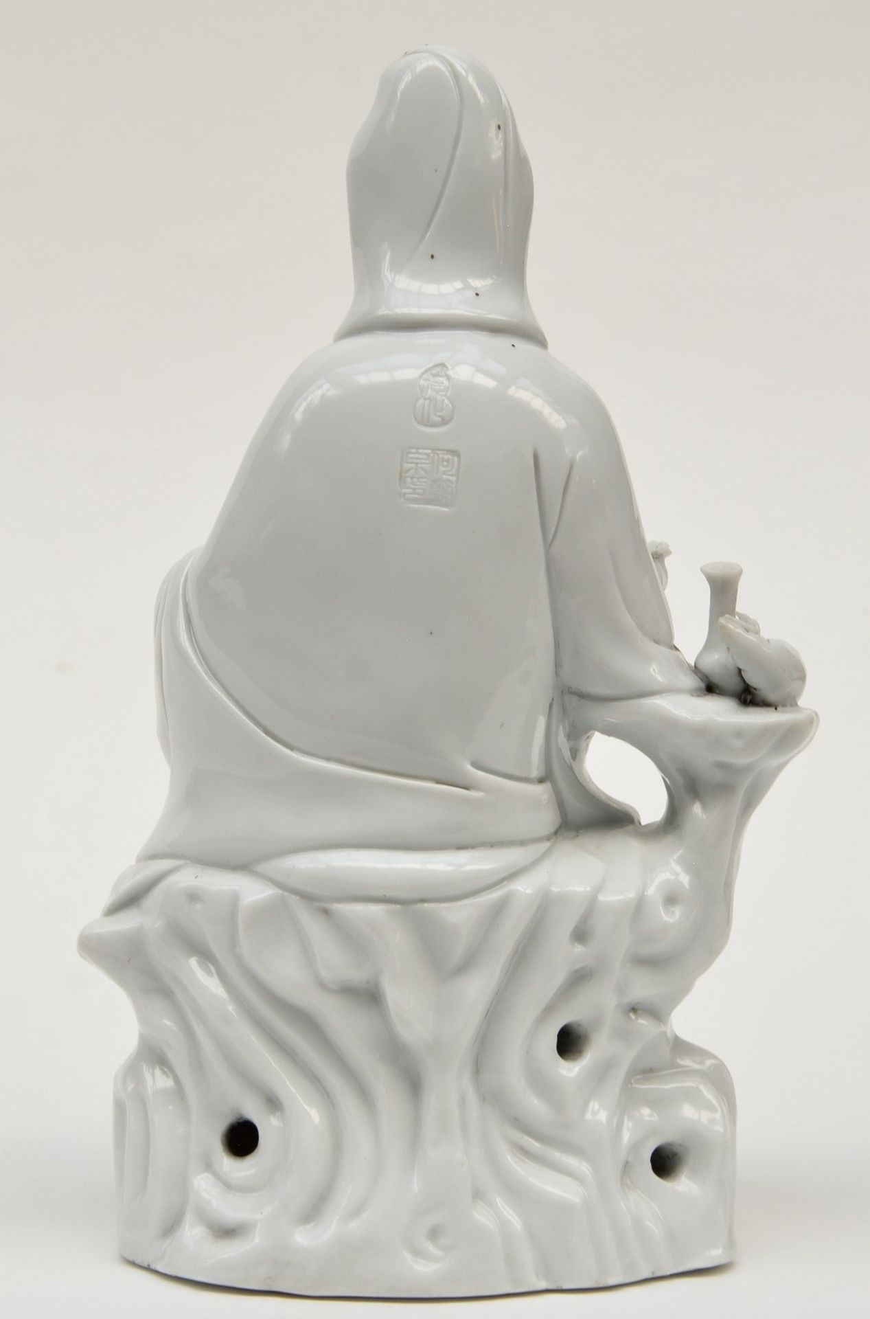 A Chinese 'Blanc de Chine' statue of a Guanyin, marked, 20thC, H 24 cm - Bild 3 aus 9