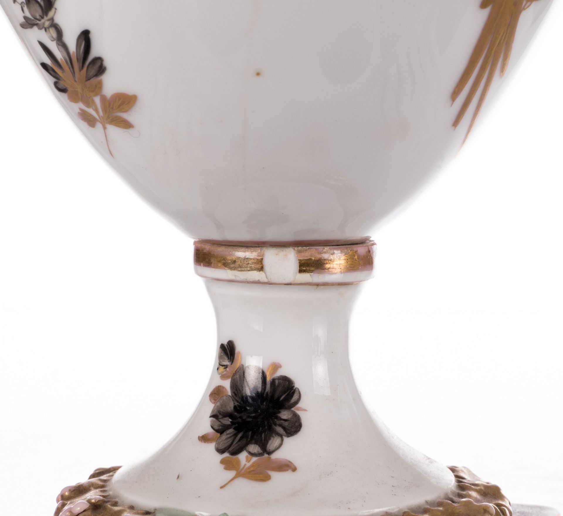 A pair of neoclassical vases with cover, polychrome and gilt decorated, with a Meissen - Augustus - Image 10 of 11