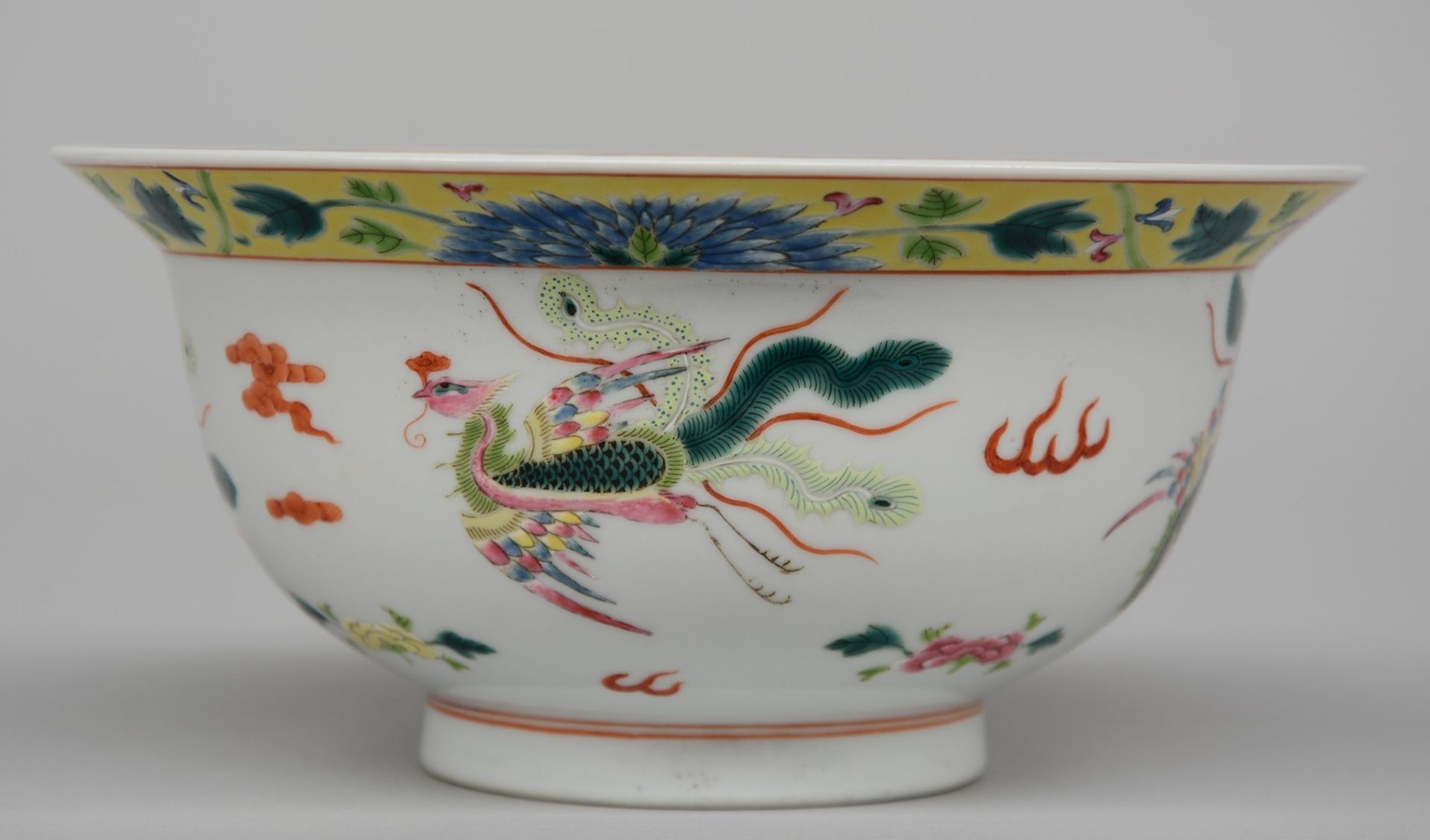 A Chinese polychrome bowl, decorated with butterflies and flowers, marked Kangxi (1662 - 1722), - Bild 4 aus 8