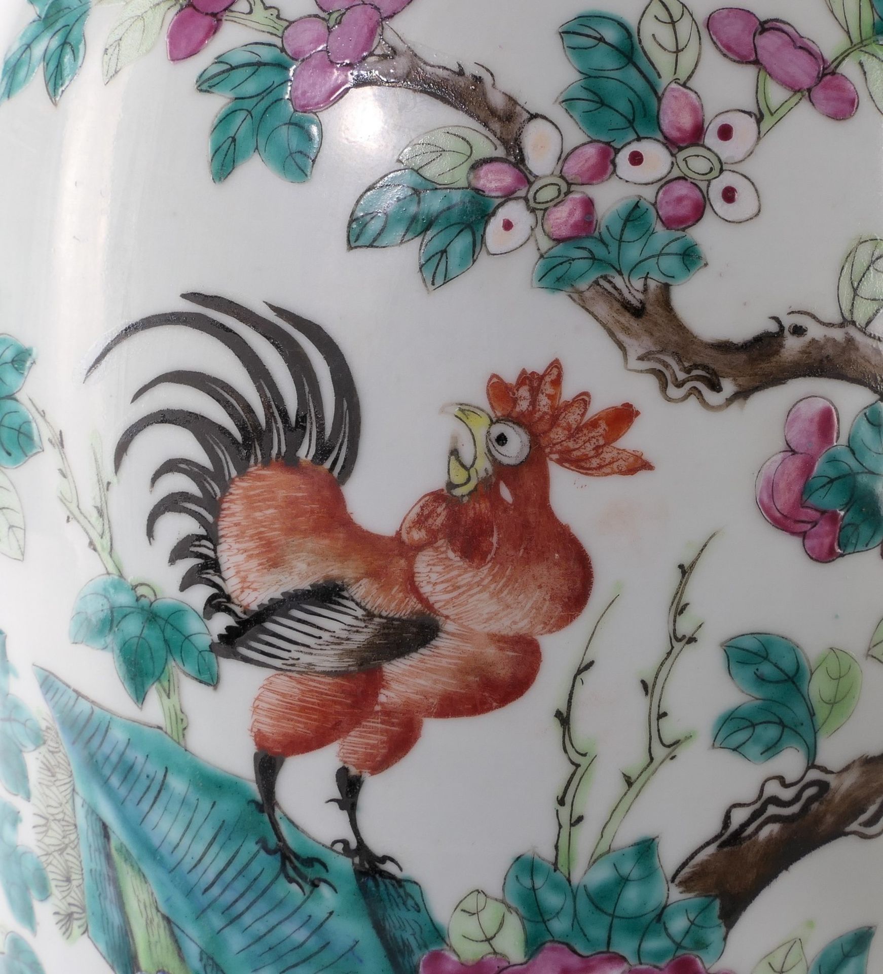 Two Chinese famille rose vases, one decorated with cocks and one with 100 antiquities, H 59 - 60,5 - Bild 13 aus 15