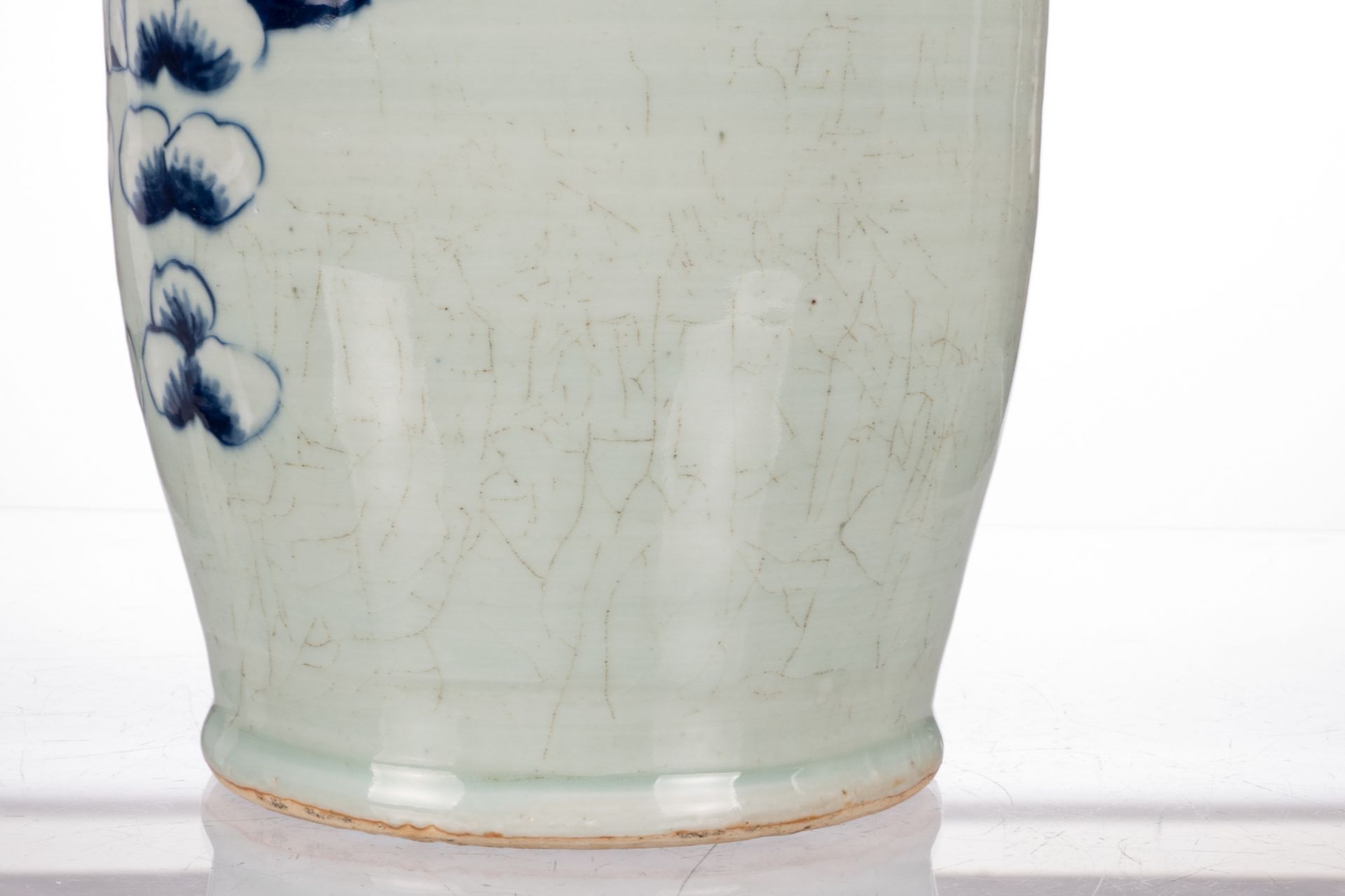 Five Chinese blue and white vases, decorated with birds and flower branches, antiquities and an - Bild 38 aus 38