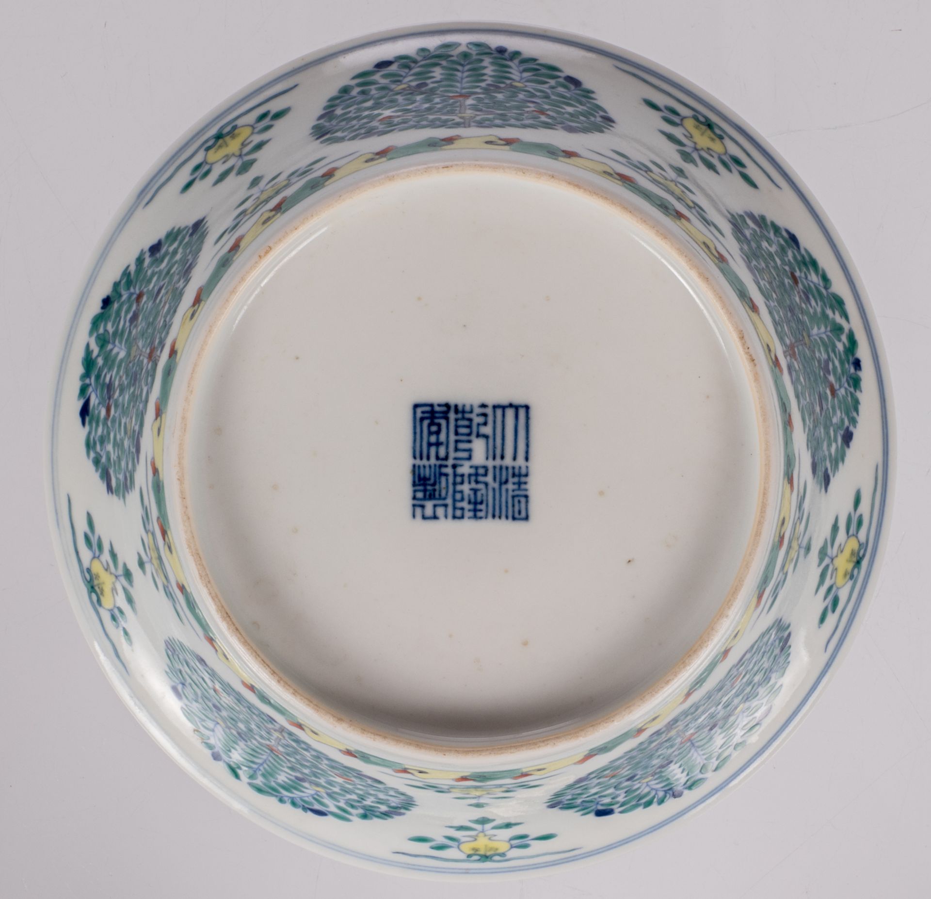 A Chinese doucai bowl, marked Qianlong, H 8,3 - Diameter 18,2 cm - Bild 6 aus 7