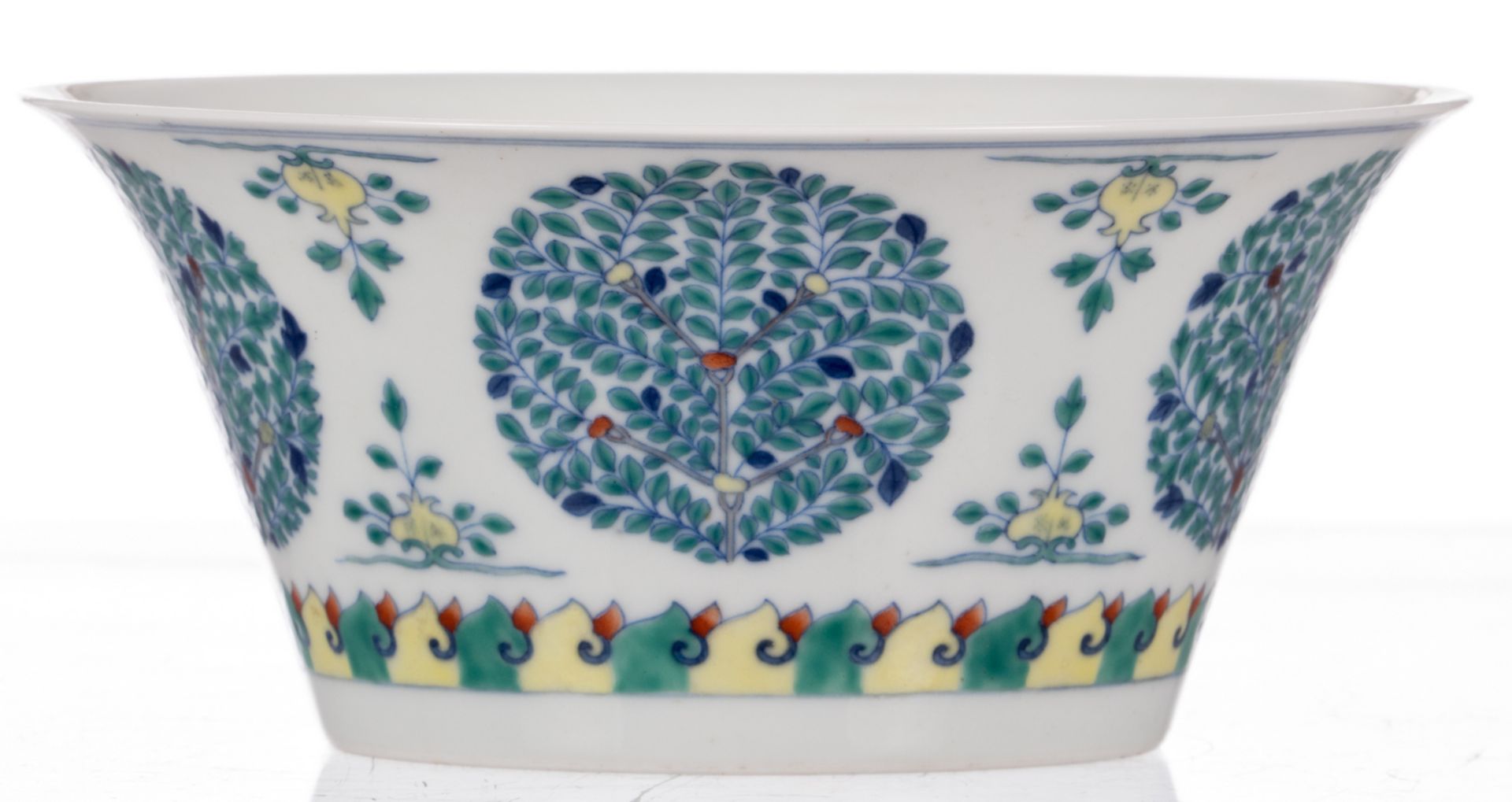 A Chinese doucai bowl, marked Qianlong, H 8,3 - Diameter 18,2 cm - Bild 4 aus 7