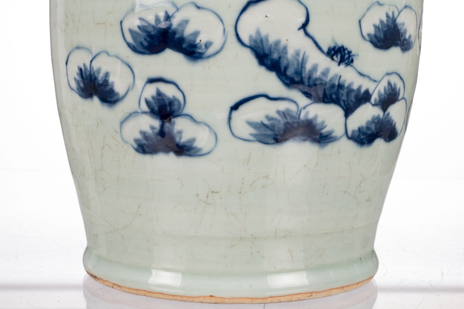 Five Chinese blue and white vases, decorated with birds and flower branches, antiquities and an - Bild 37 aus 38