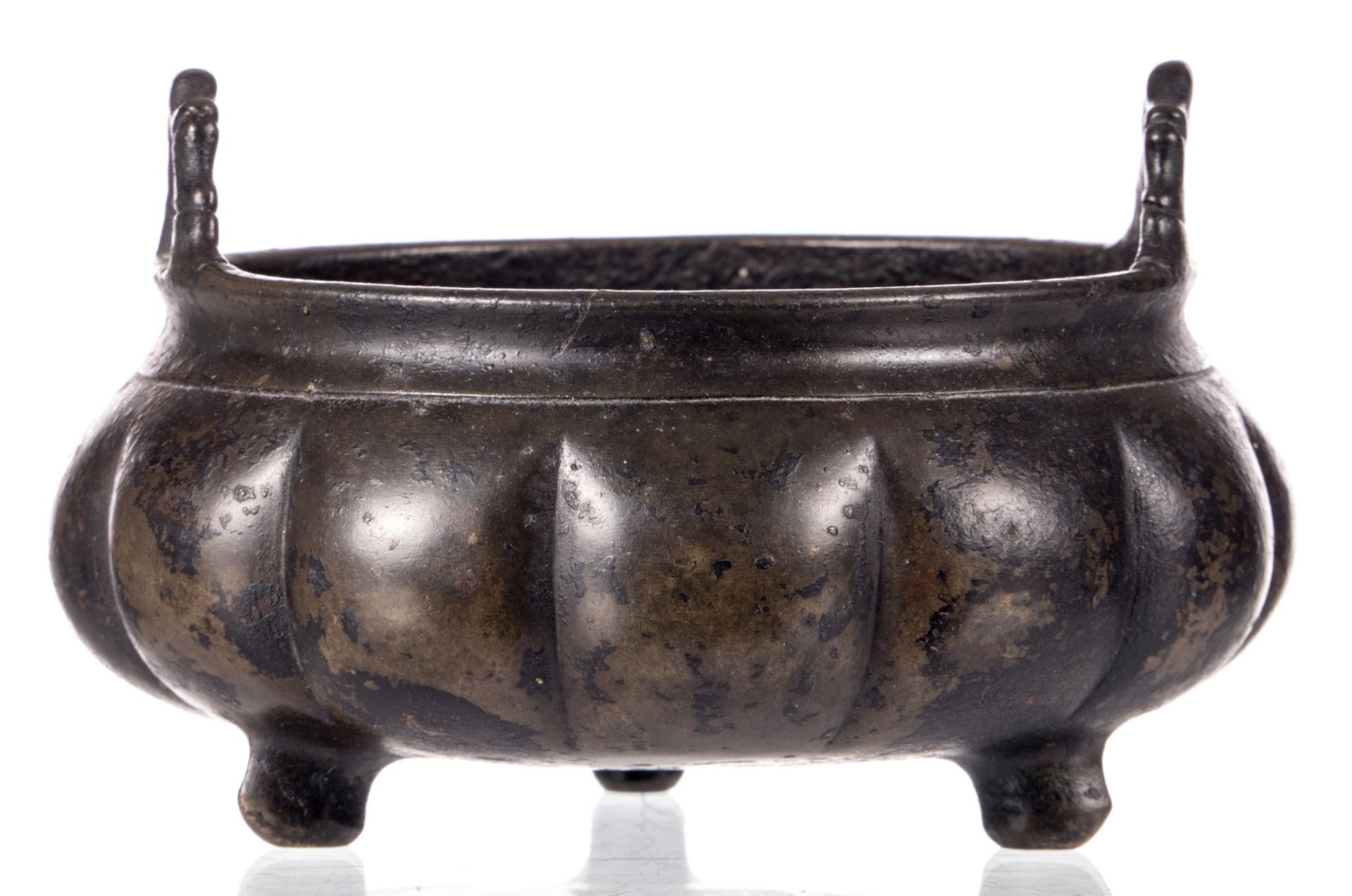 A Chinese bronze incense burner, with a Xuande mark, H 8 - D 10,5 cm - Bild 3 aus 6
