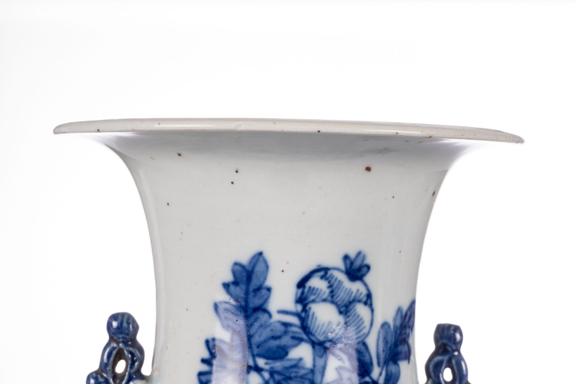 Five Chinese blue and white vases, decorated with birds and flower branches, antiquities and an - Bild 29 aus 38