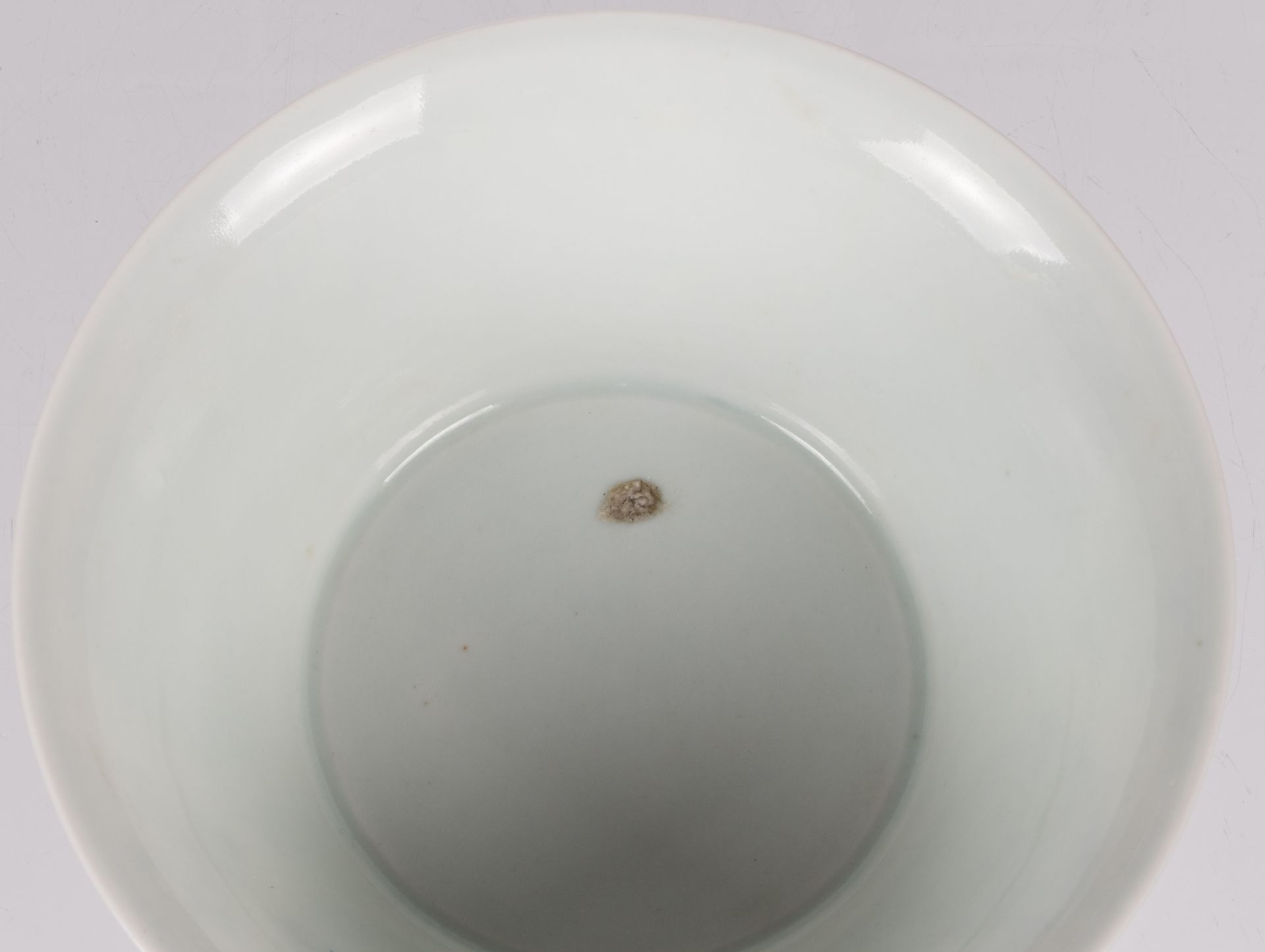A Chinese doucai bowl, marked Qianlong, H 8,3 - Diameter 18,2 cm - Bild 7 aus 7