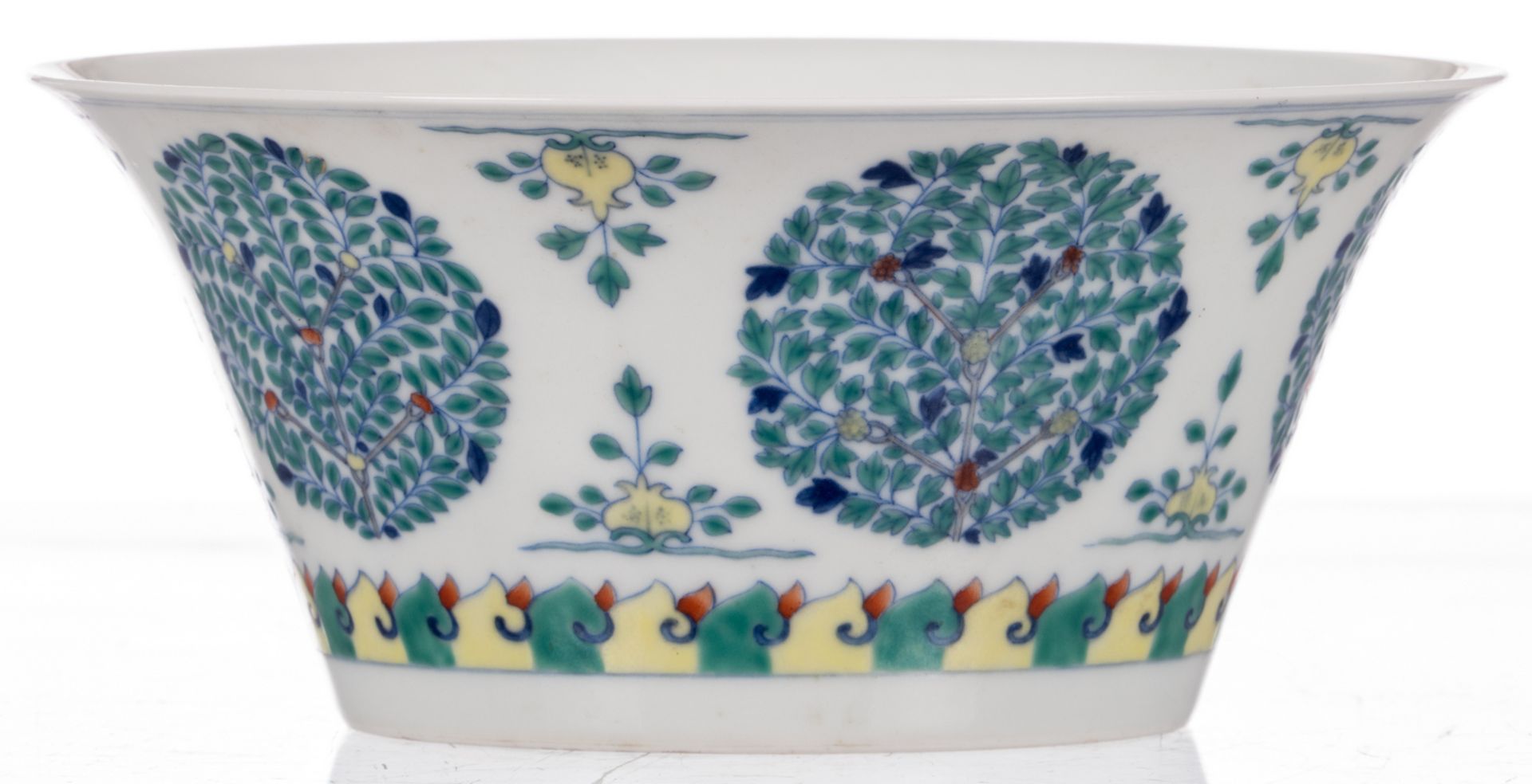 A Chinese doucai bowl, marked Qianlong, H 8,3 - Diameter 18,2 cm - Bild 3 aus 7
