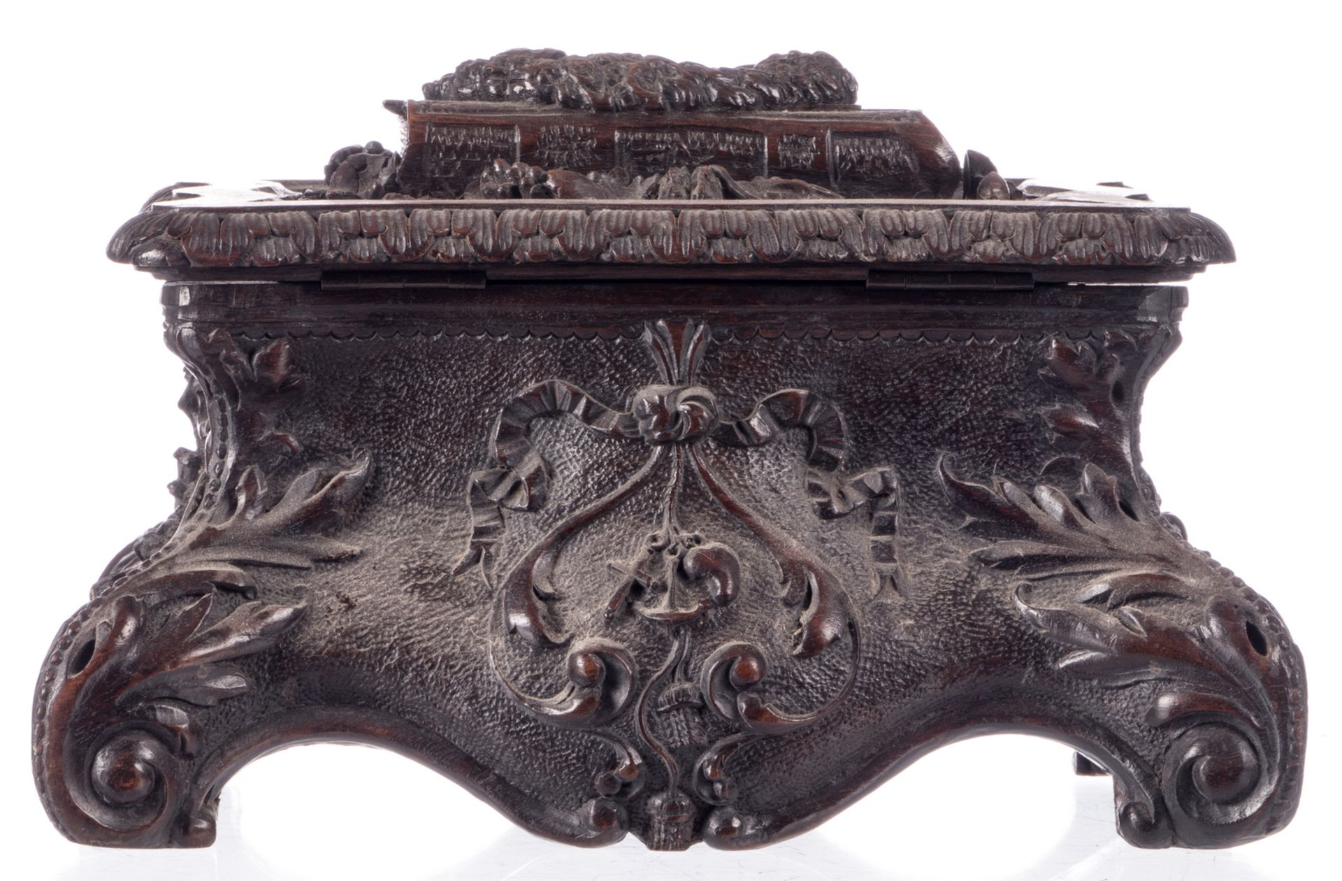 A sculpted walnut jewelry box decorated with religious symbols, H 16 - W 32 - D 26 cm - Bild 4 aus 11