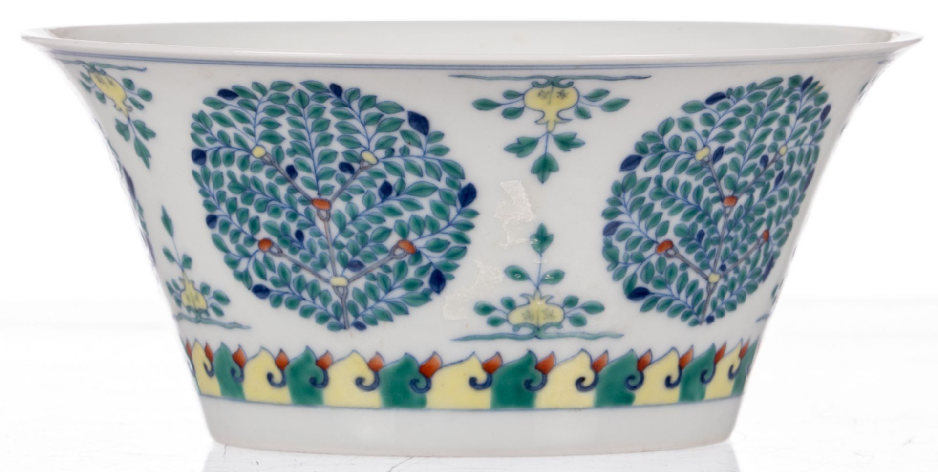 A Chinese doucai bowl, marked Qianlong, H 8,3 - Diameter 18,2 cm - Bild 2 aus 7