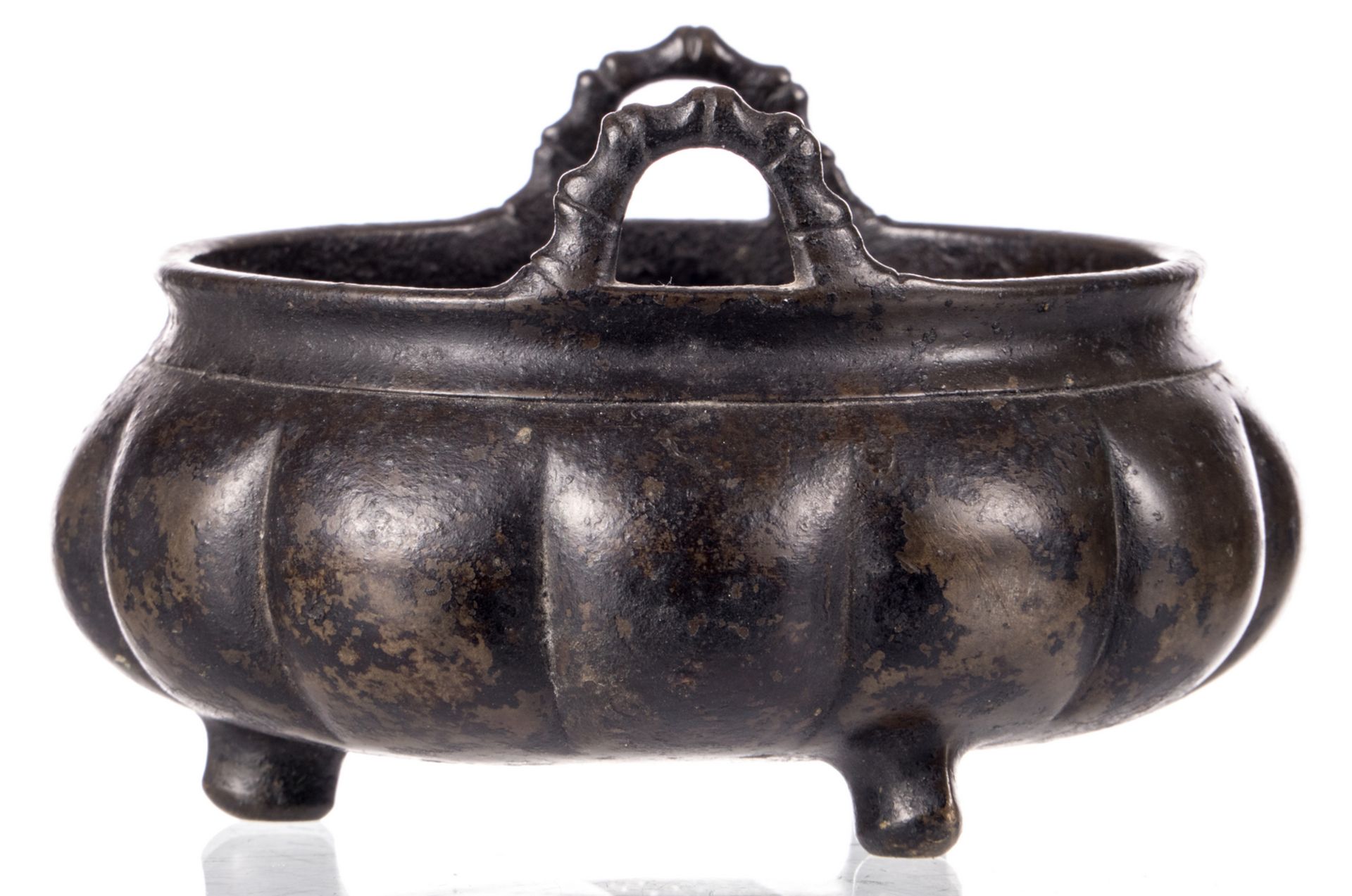 A Chinese bronze incense burner, with a Xuande mark, H 8 - D 10,5 cm - Bild 2 aus 6