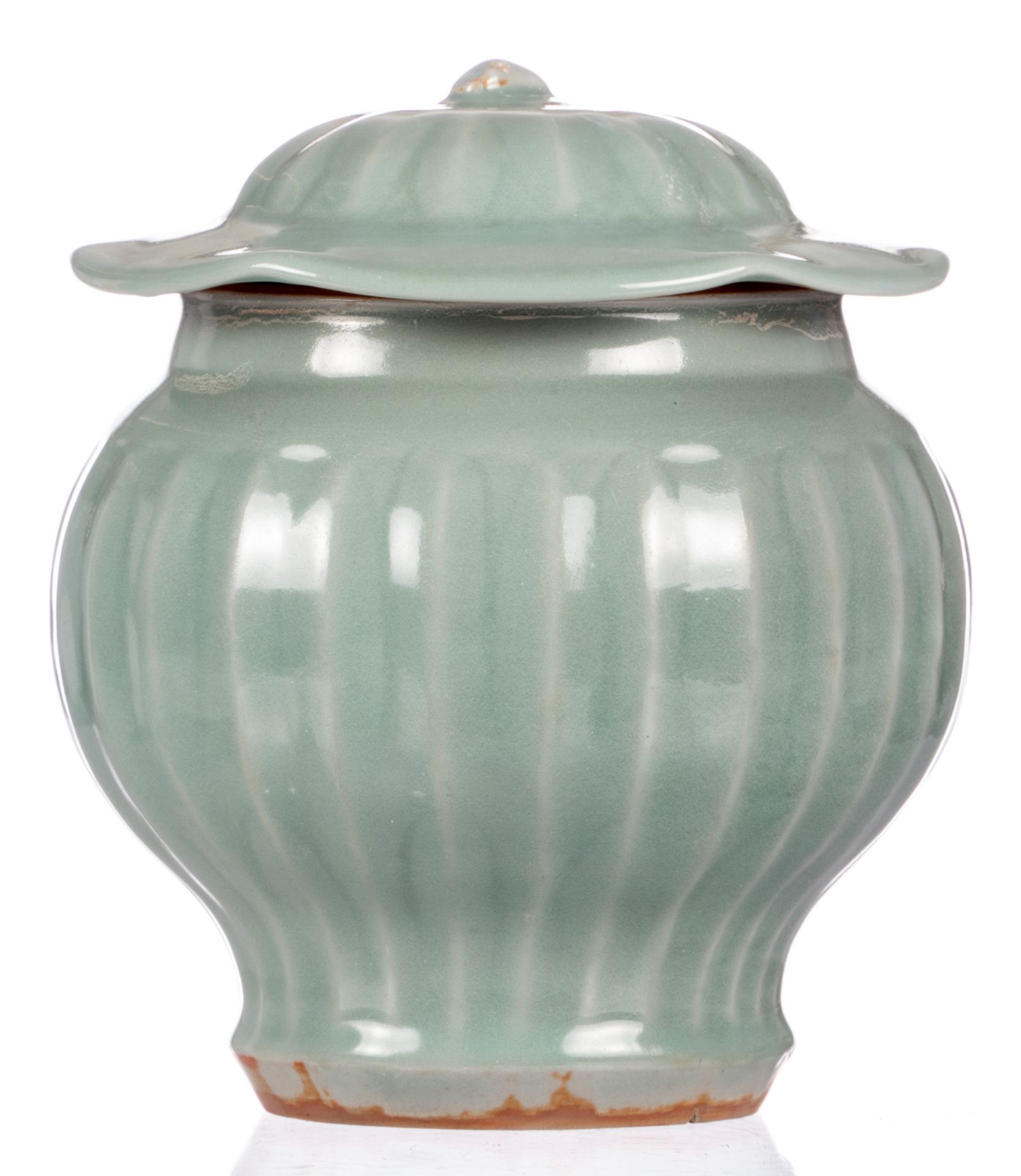 A Chinese celadon with relief jar and cover, type Ming, H 25,5 cm - Bild 3 aus 9