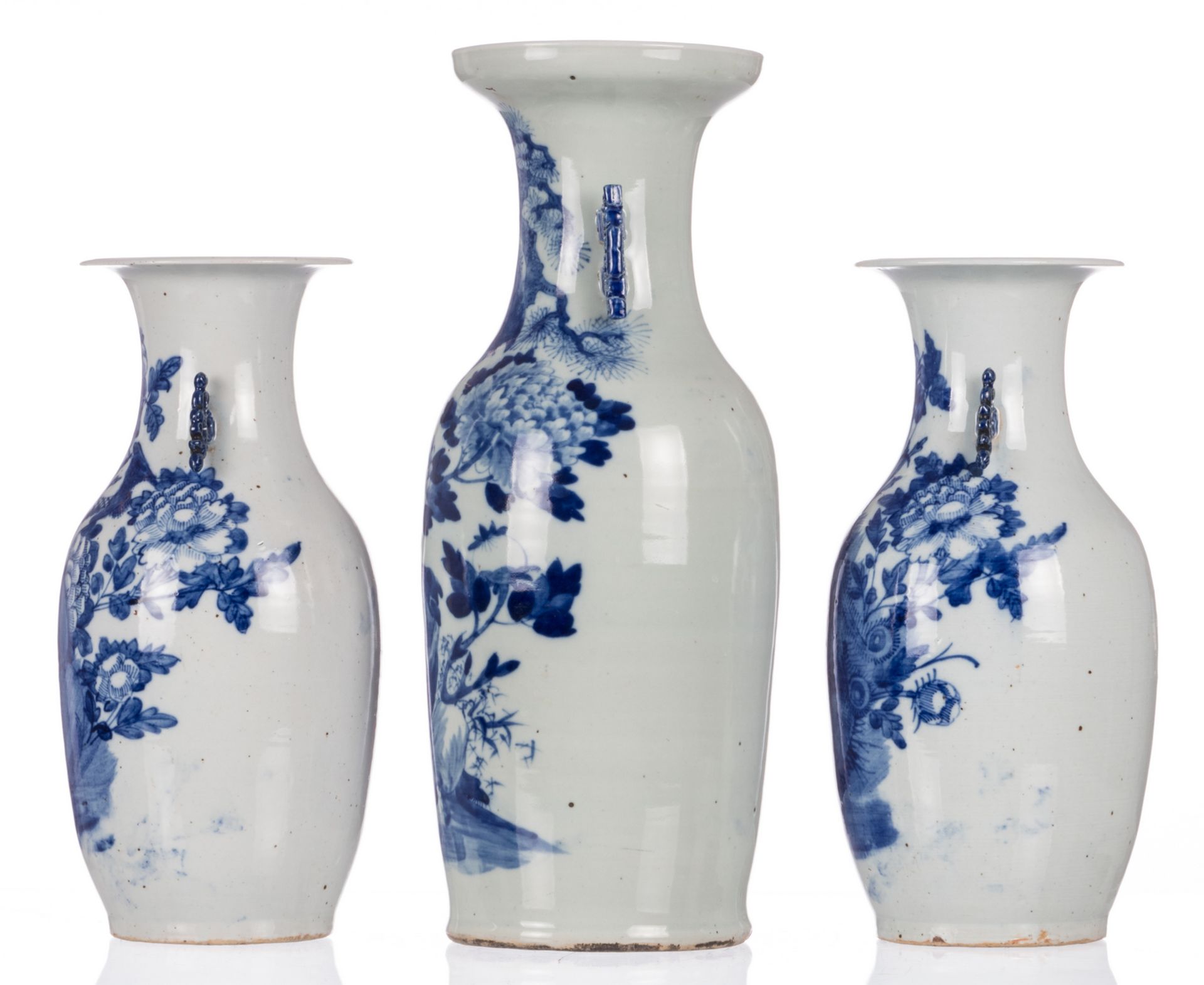 Five Chinese blue and white vases, decorated with birds and flower branches, antiquities and an - Bild 7 aus 38
