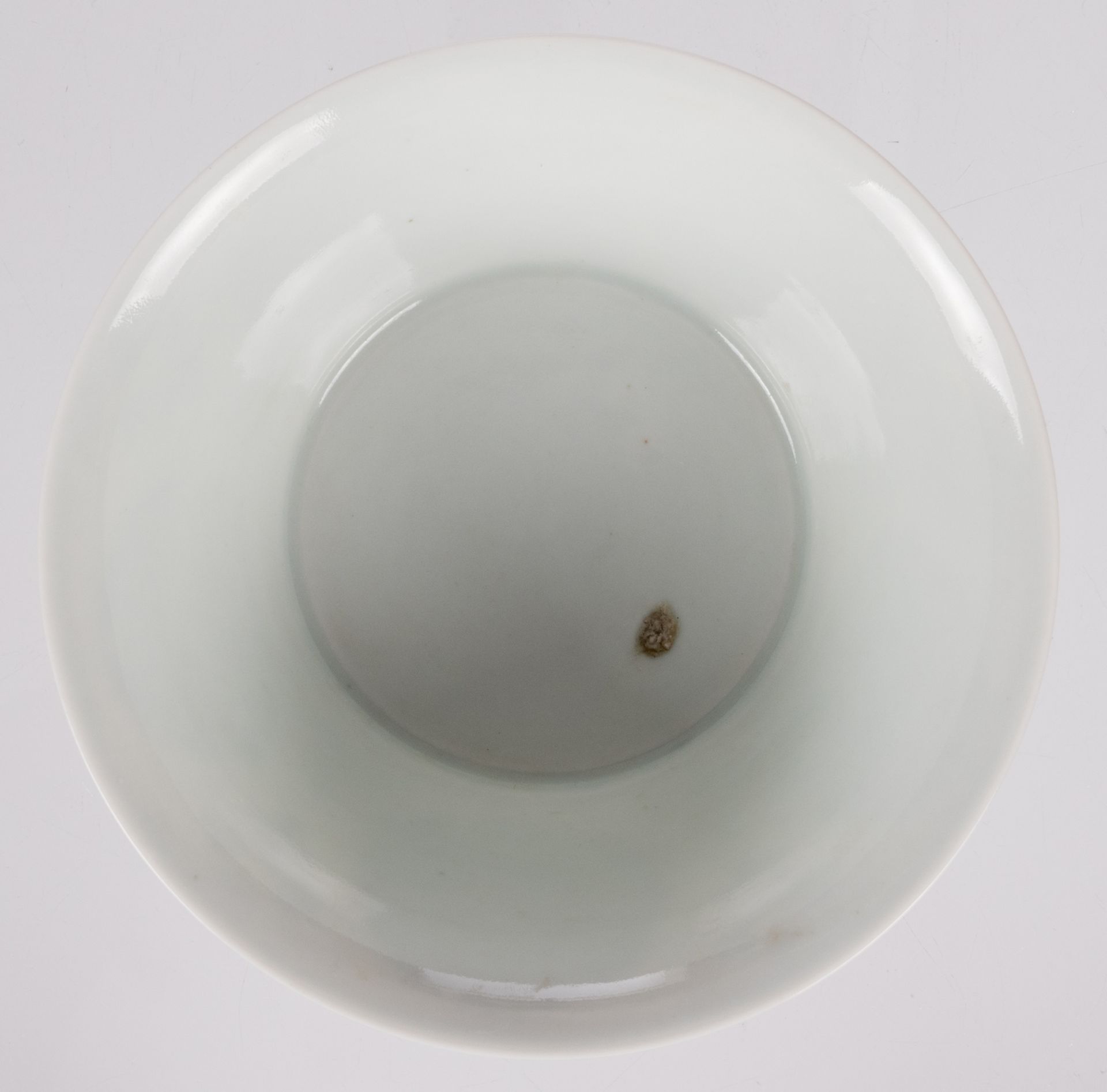 A Chinese doucai bowl, marked Qianlong, H 8,3 - Diameter 18,2 cm - Bild 5 aus 7