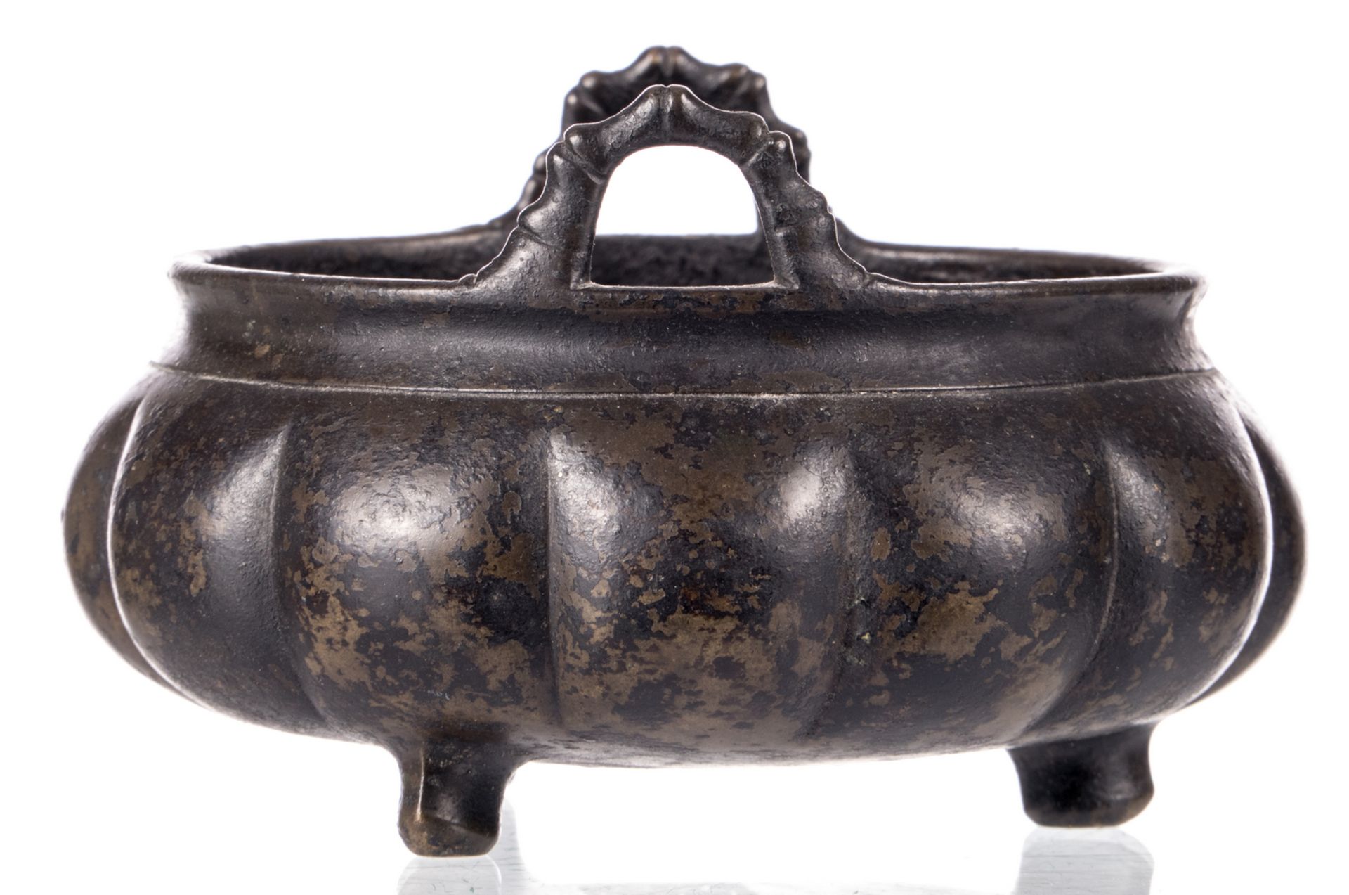 A Chinese bronze incense burner, with a Xuande mark, H 8 - D 10,5 cm - Bild 4 aus 6