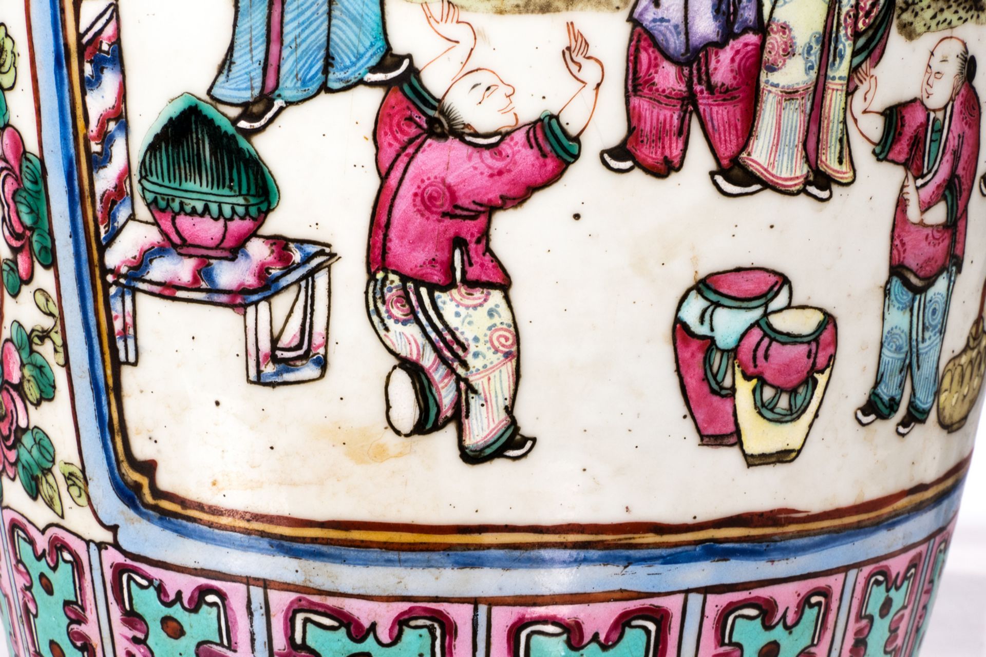 A Chinese famille rose vase and dish, decorated with court and animated scenes, 19thC, H 61 - - Bild 11 aus 11