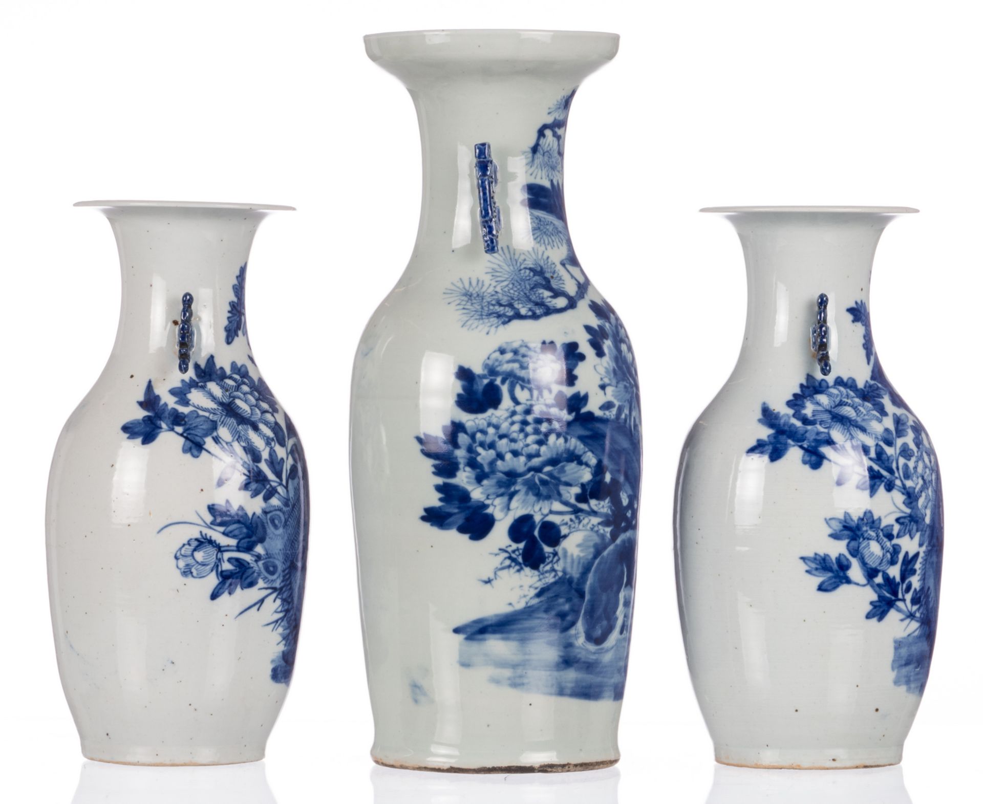 Five Chinese blue and white vases, decorated with birds and flower branches, antiquities and an - Bild 9 aus 38