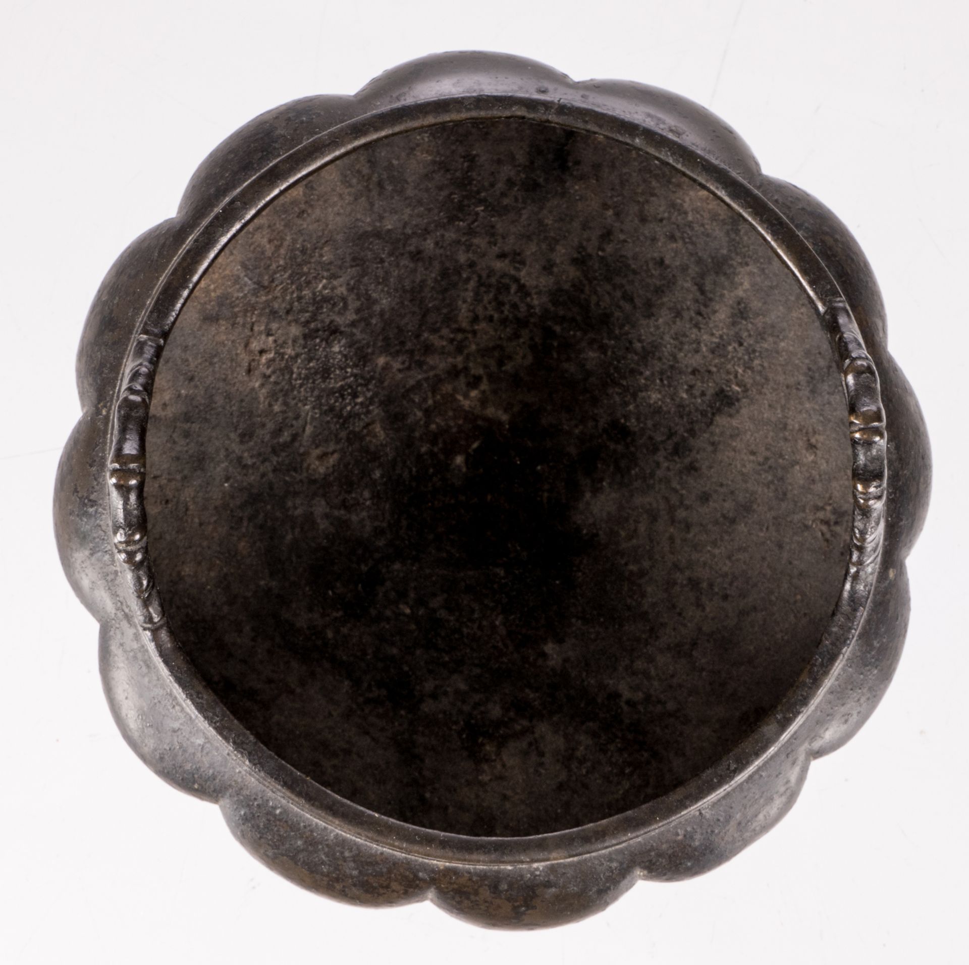 A Chinese bronze incense burner, with a Xuande mark, H 8 - D 10,5 cm - Bild 5 aus 6